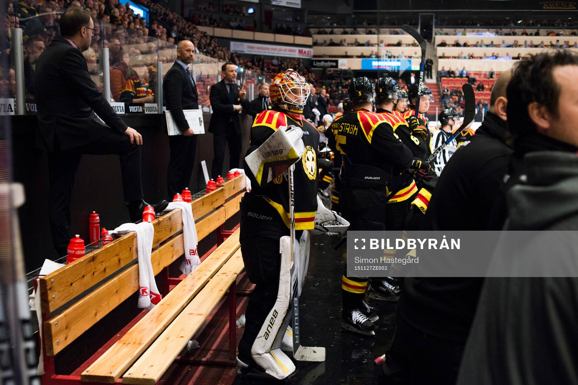 Brynäs målvakt Felix Sandström i båset