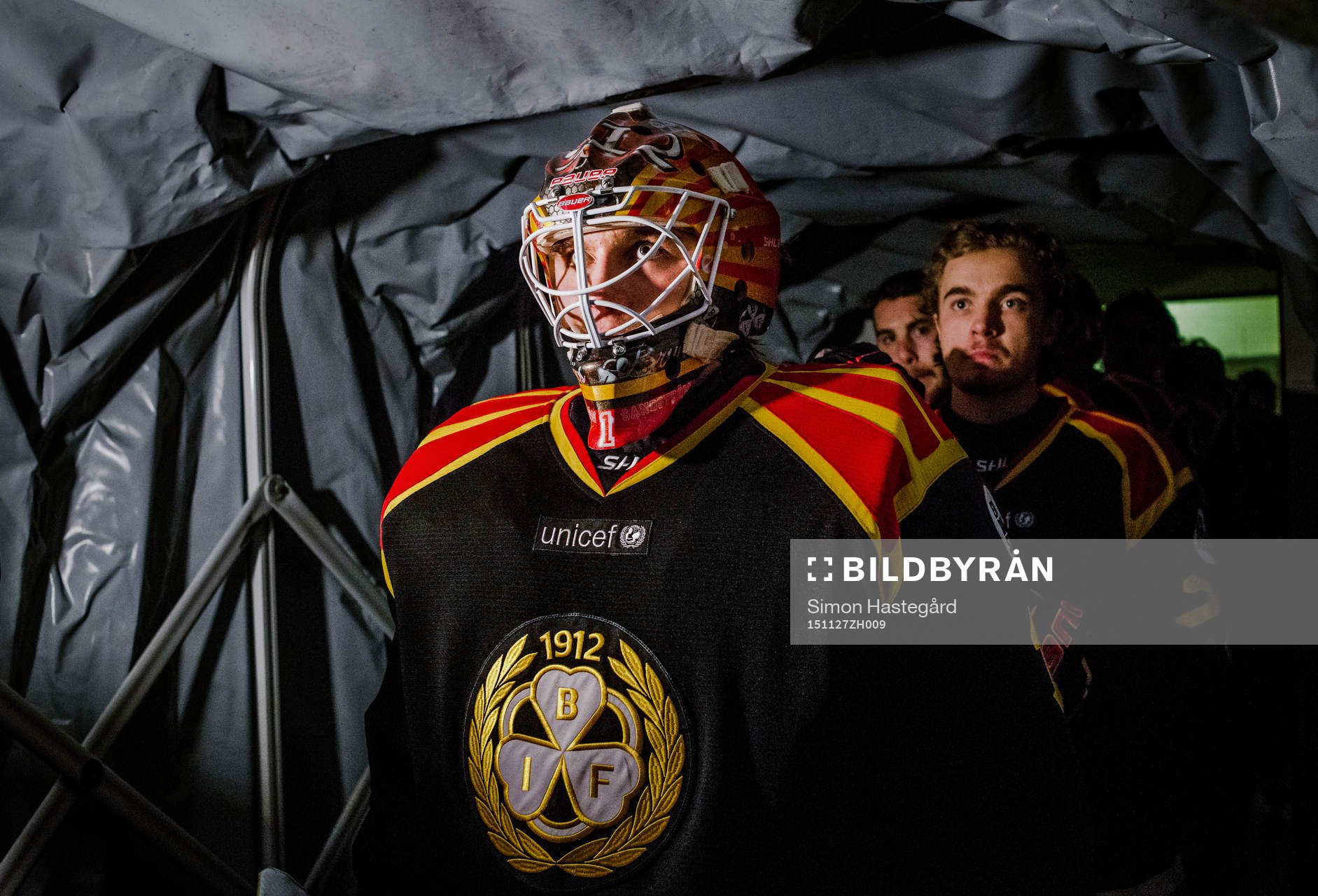 Brynäs målvakt Felix Sandström och Adam Brodecki före