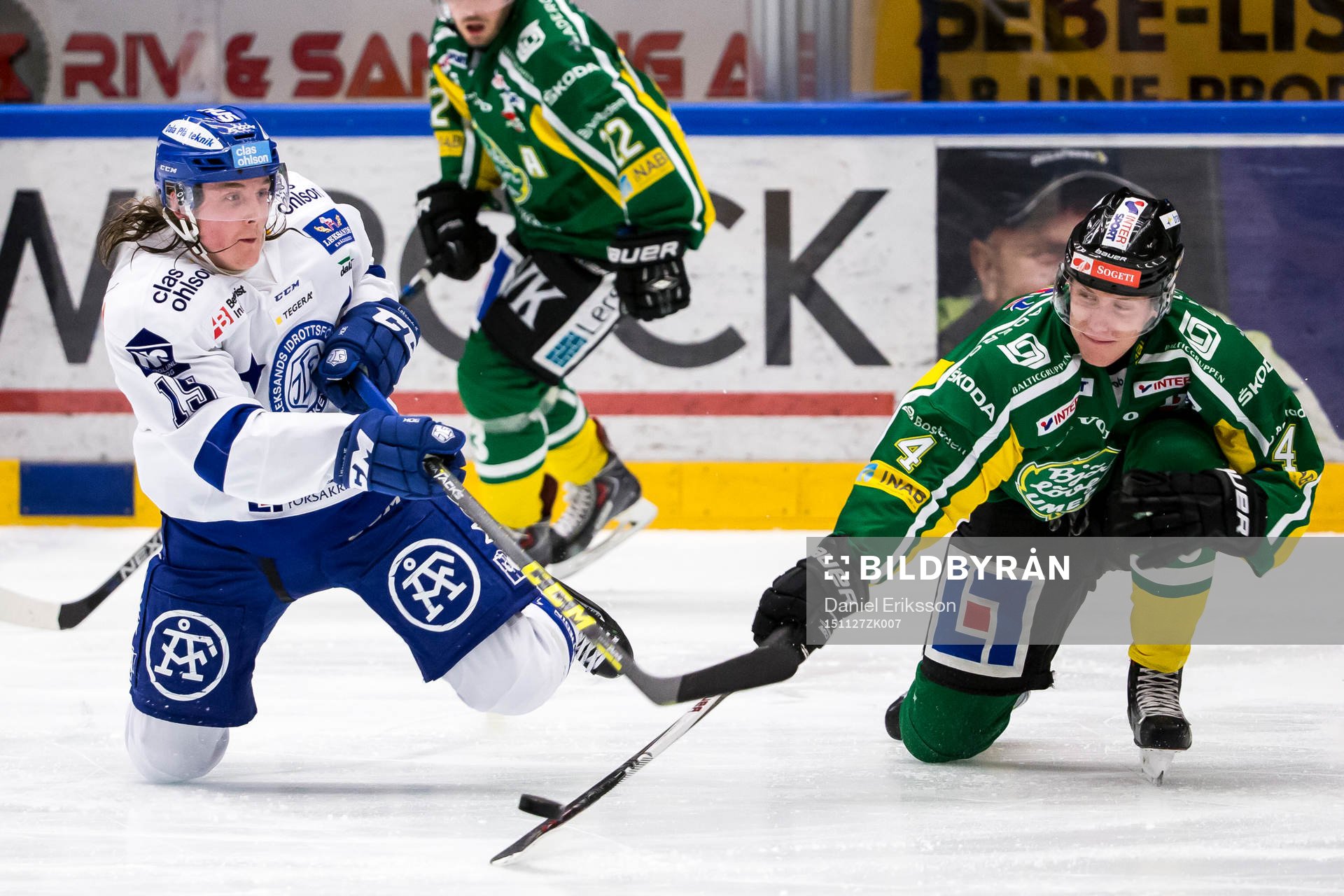 Leksands Johan Porsberger i kamp om pucken med