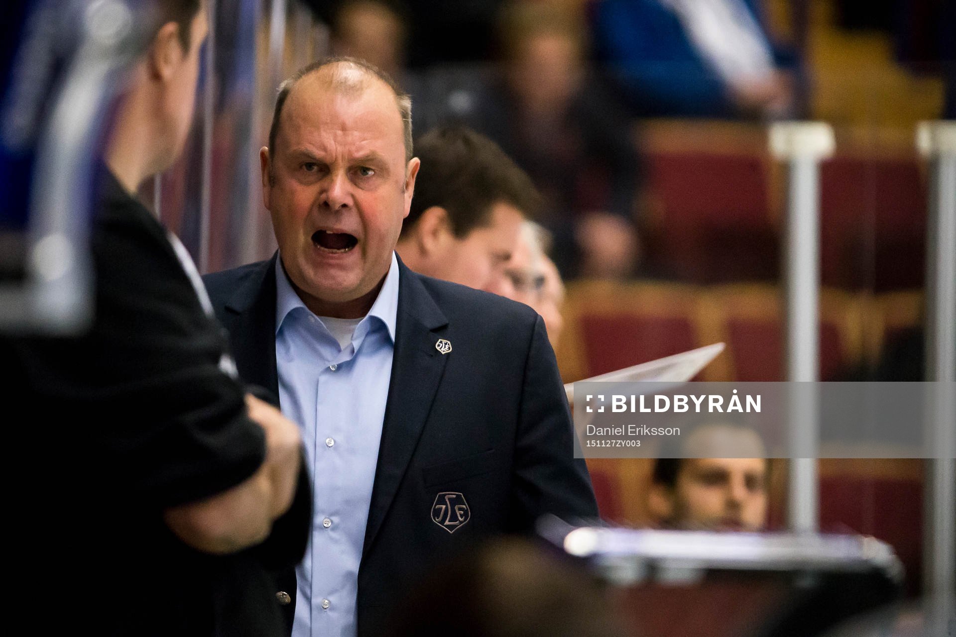 Leksands tränare Per-Erik Johnsson i ishockeymatchen i