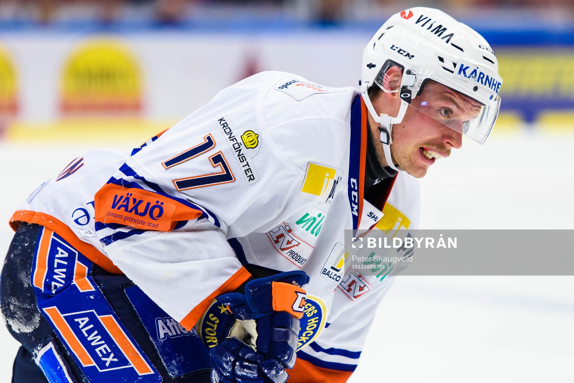 Växjös Alexander Johansson försöker ta sig av isen