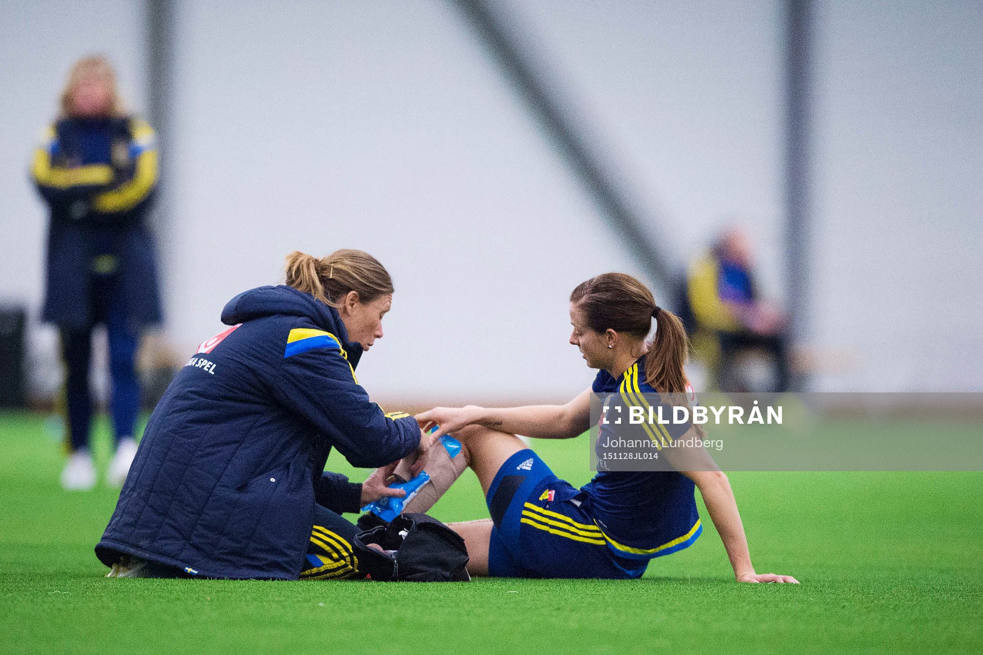 Lotta Schelin får sitt ben lindat