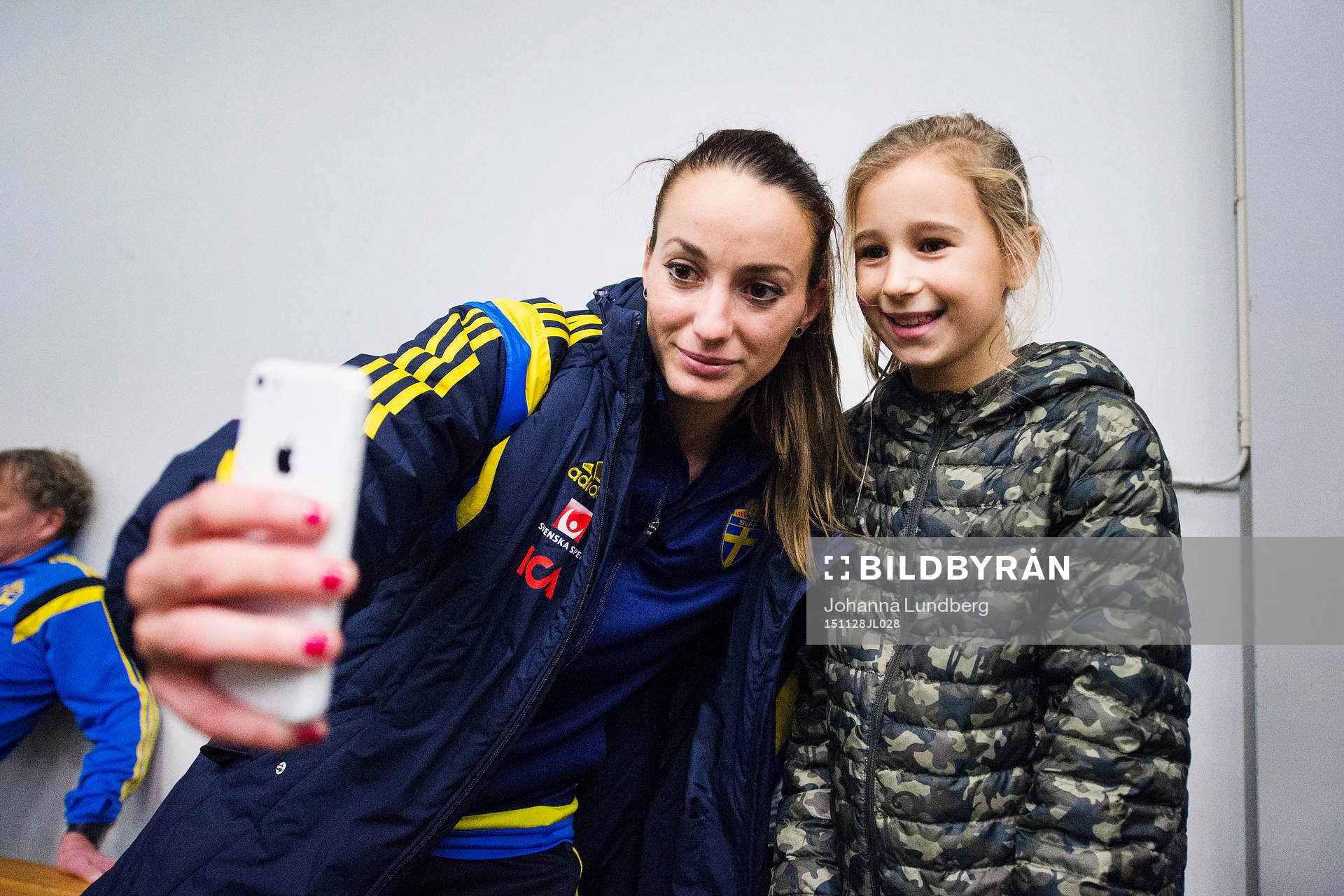 Kosovare Asllani tar en selfie med en besökare