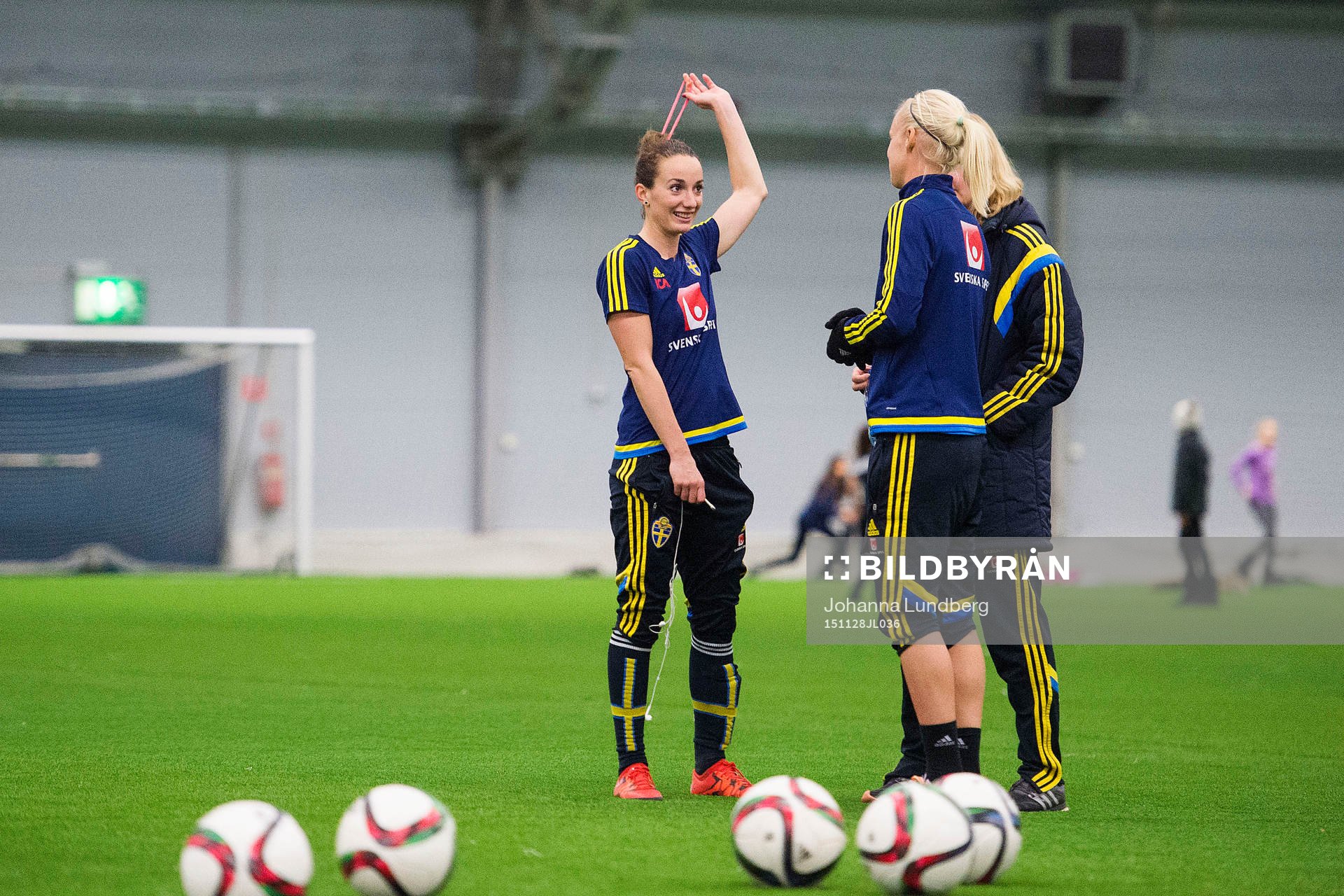 Kosovare Asllani och Caroline Seger
