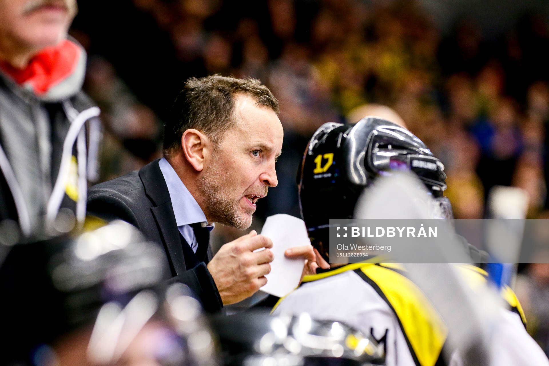 Brynäs tränare Thomas Berglund pratar med Pathrik