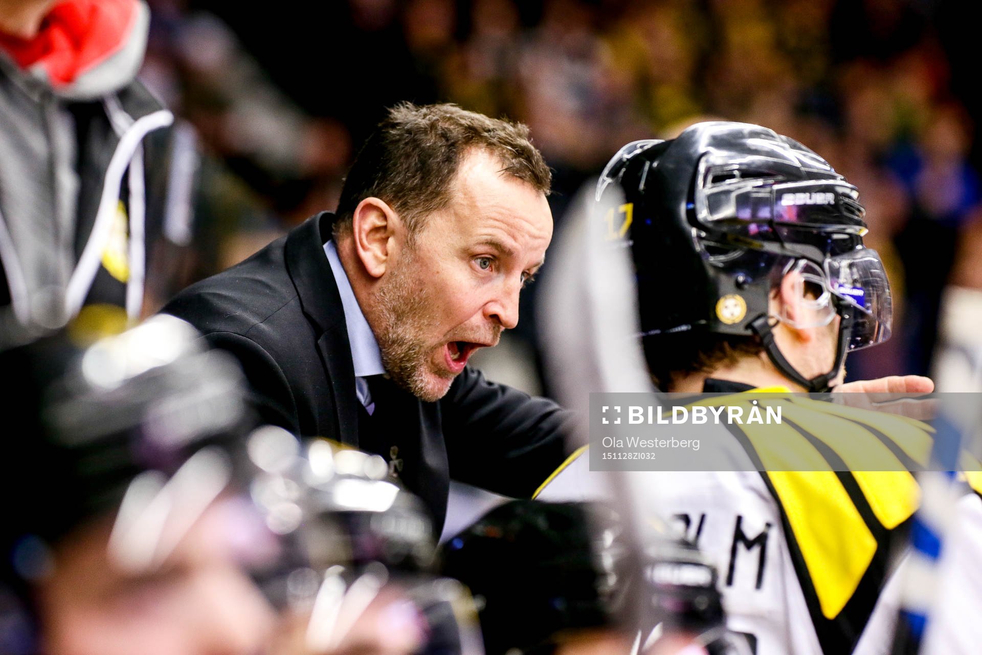Brynäs tränare Thomas Berglund pratar med Pathrik