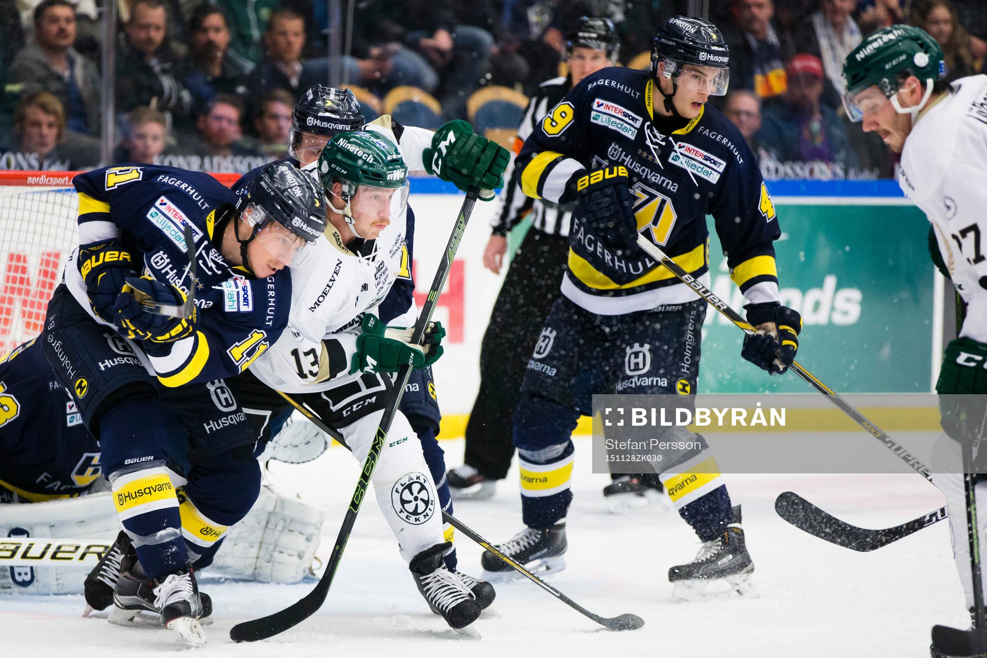 s Simon Önerud och Färjestads Linus Persson i kamp