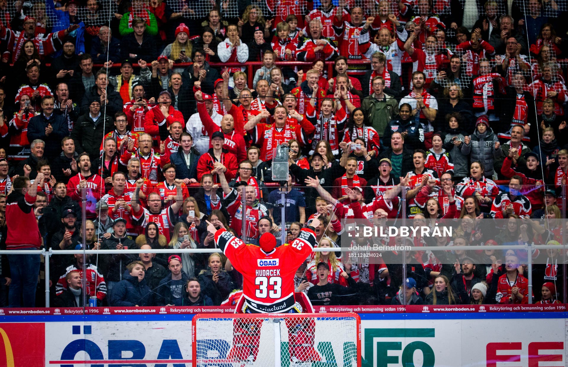 Örebros målvakt Julius Hudacek jublar med fansen