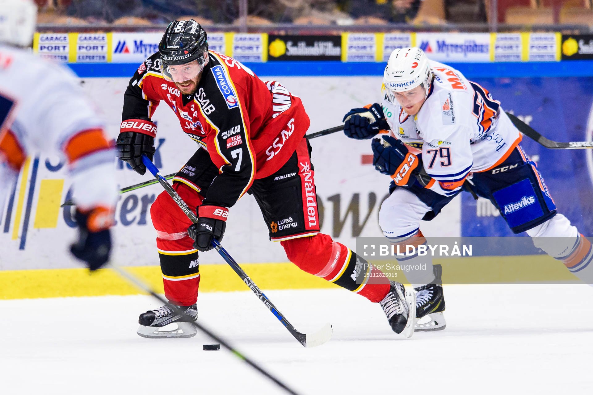 Luleås Jan Sandström jagas av Växjös Patrik Lundh