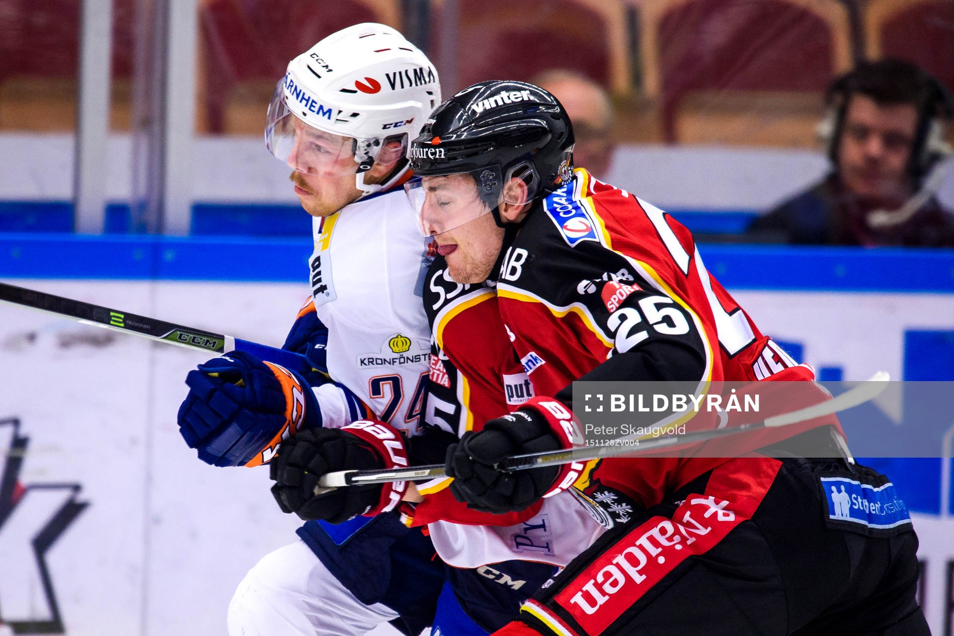 Luleås Anton Hedman tacklar Växjös Joakim Hillding