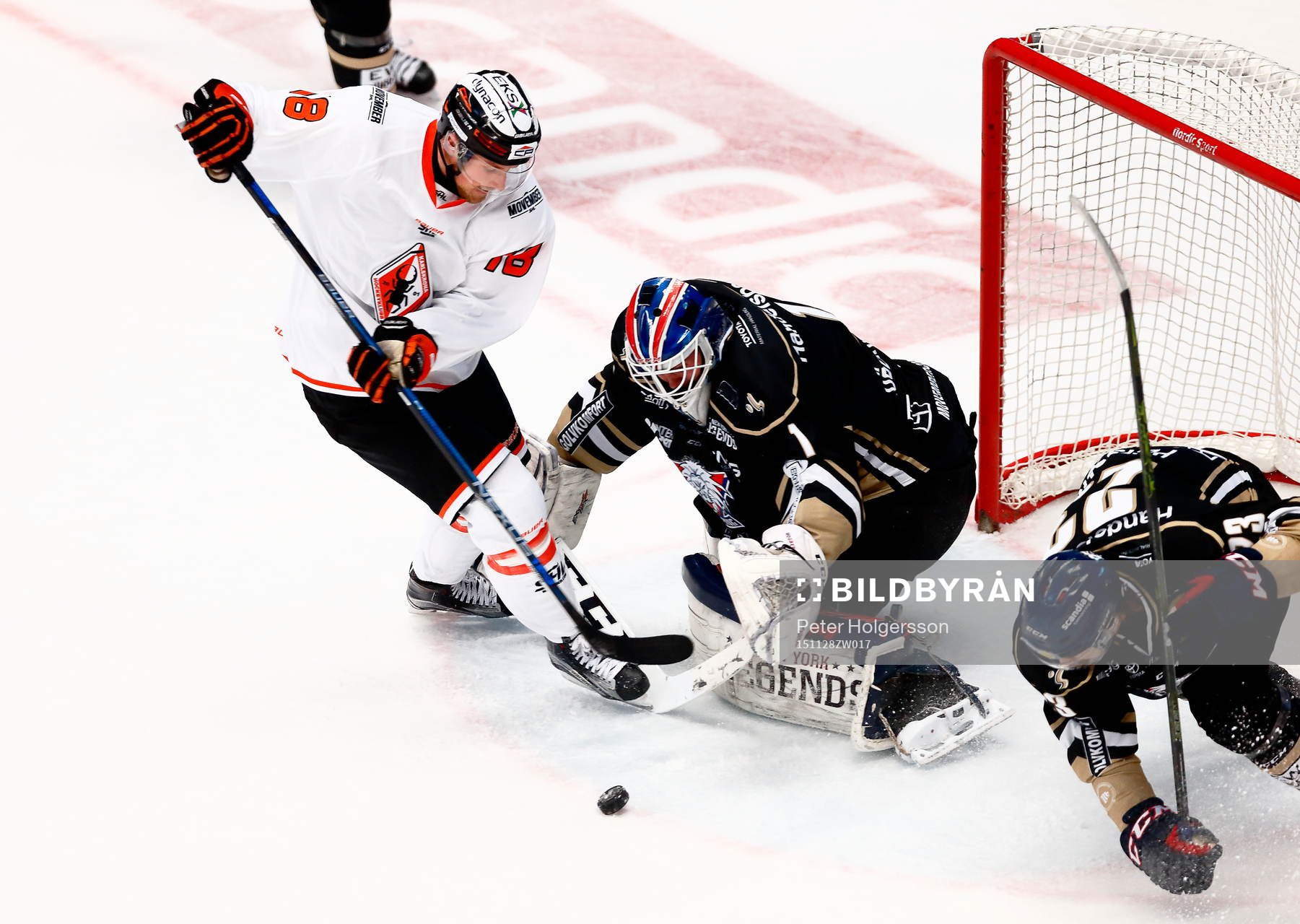 Målchans för Karlskronas Emil Larsson framför