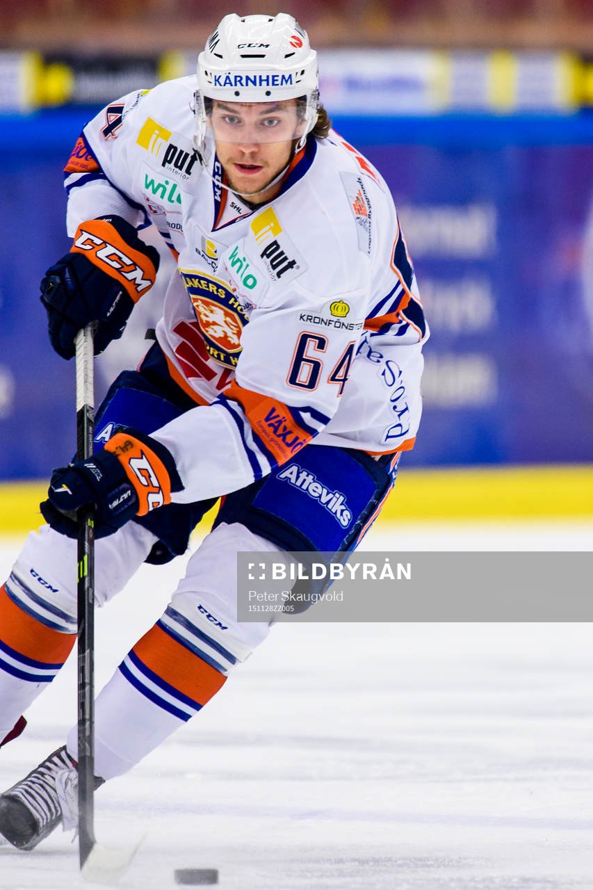 Växjös Eric Martinsson med pucken