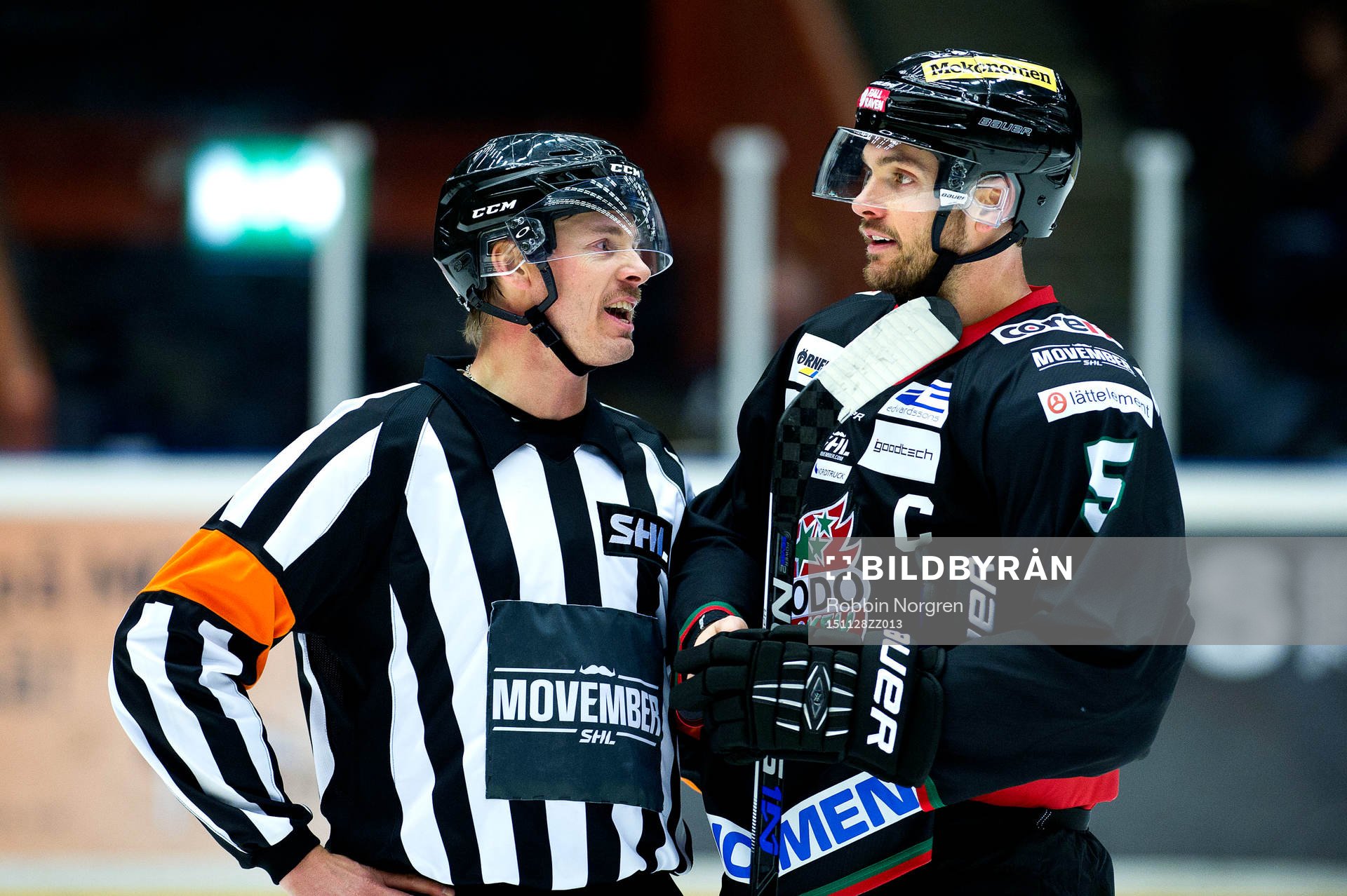 domaren Mikael Andersson och Modos Noah Welch