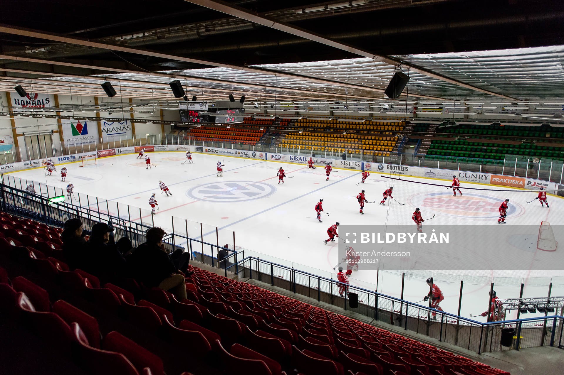 Lagen värmer upp före ishockeymatchen mellan Hanhals och