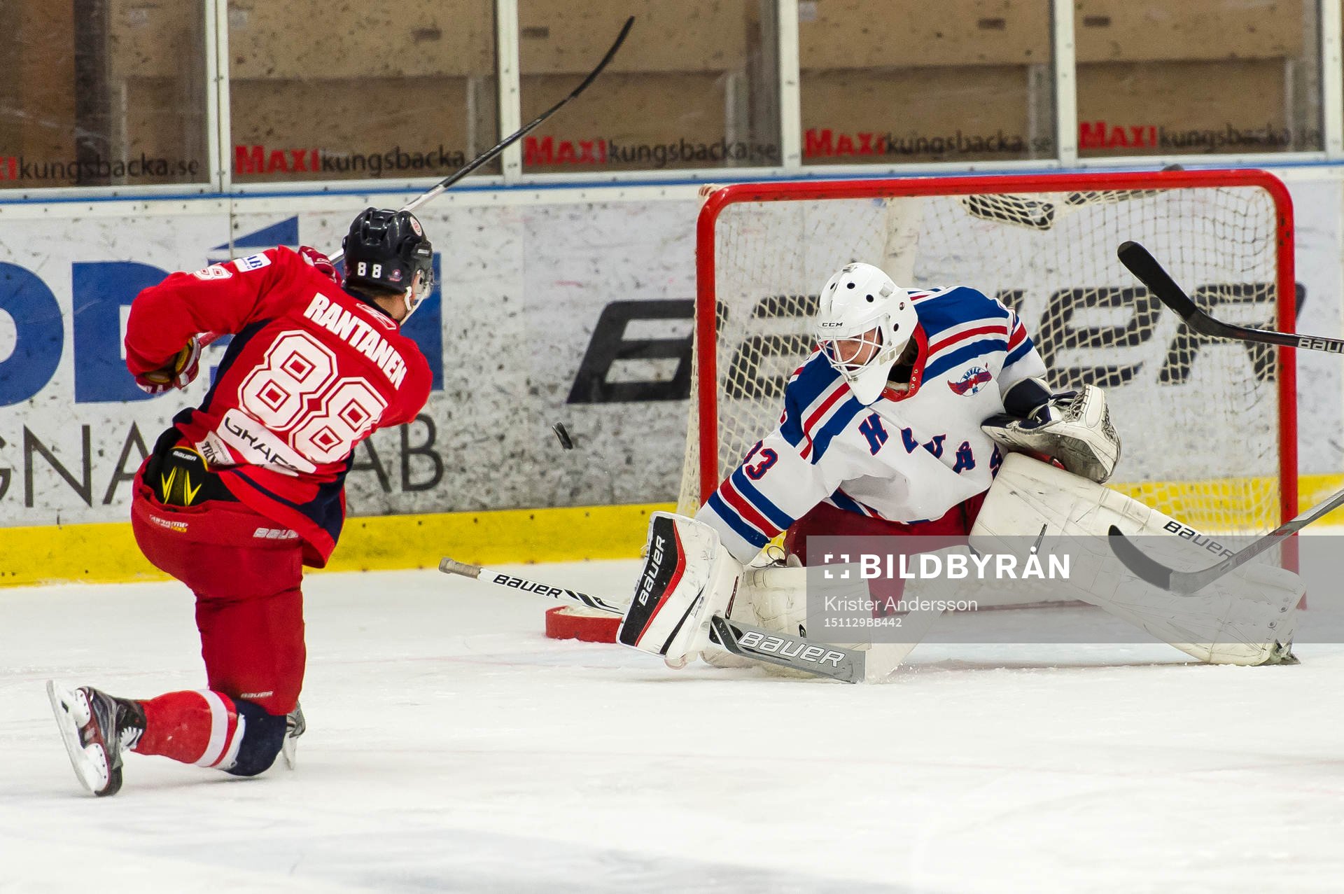 Hanhals Ludvig Rantanen skjuter mot Hovås målvakt Andreas