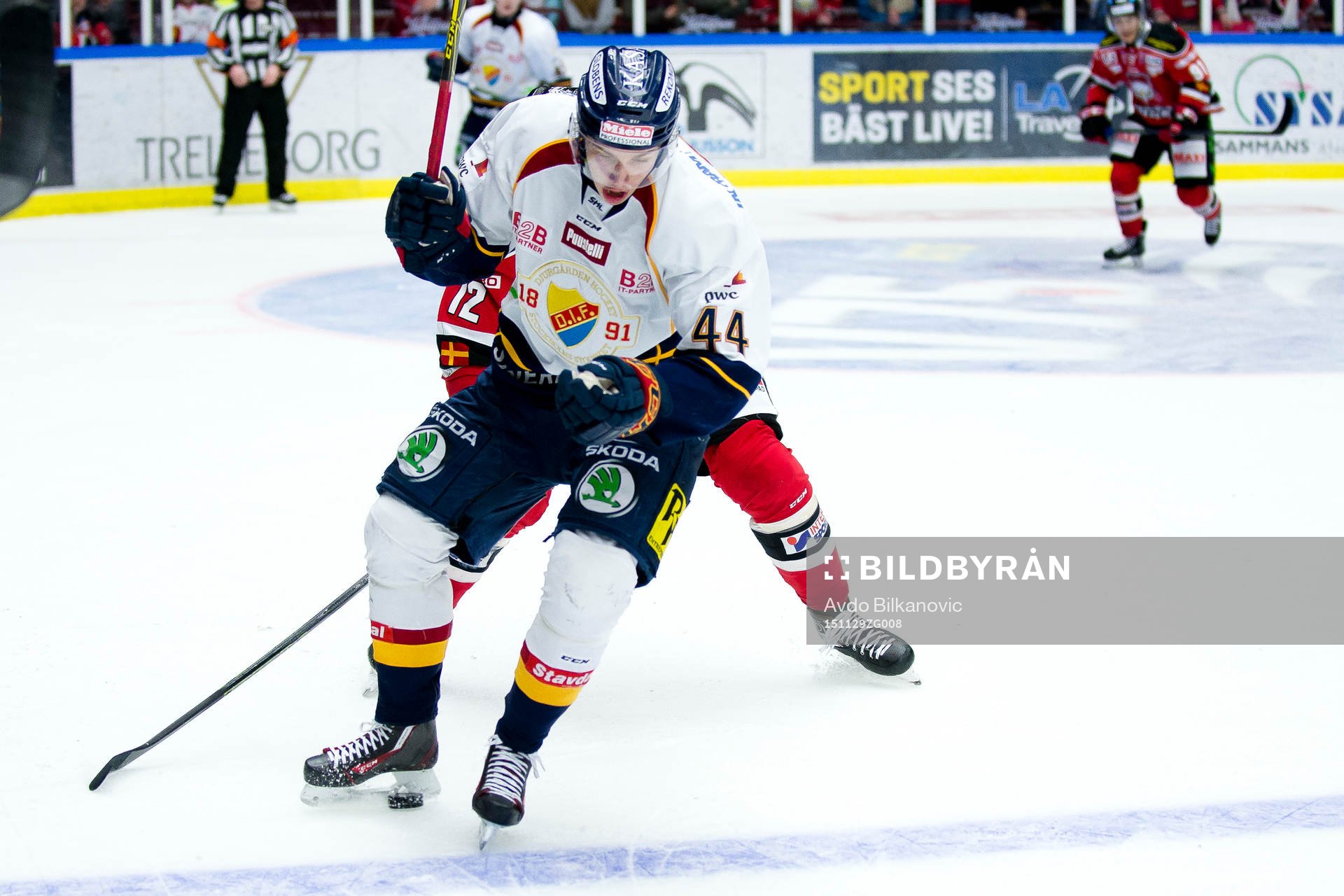 Djurgårdens Lukas Vejdemo plockar pucken med skridsko