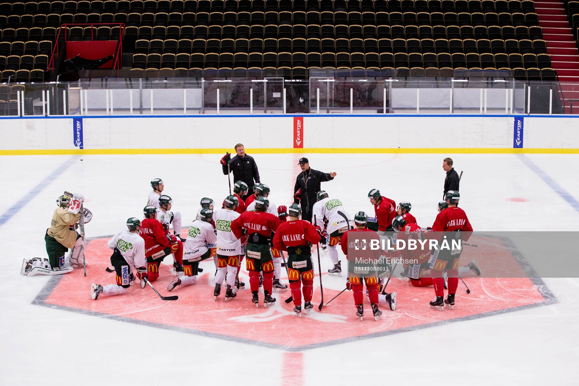 Frölunda samlat och lyssnar till tränare Roger Rönnberg