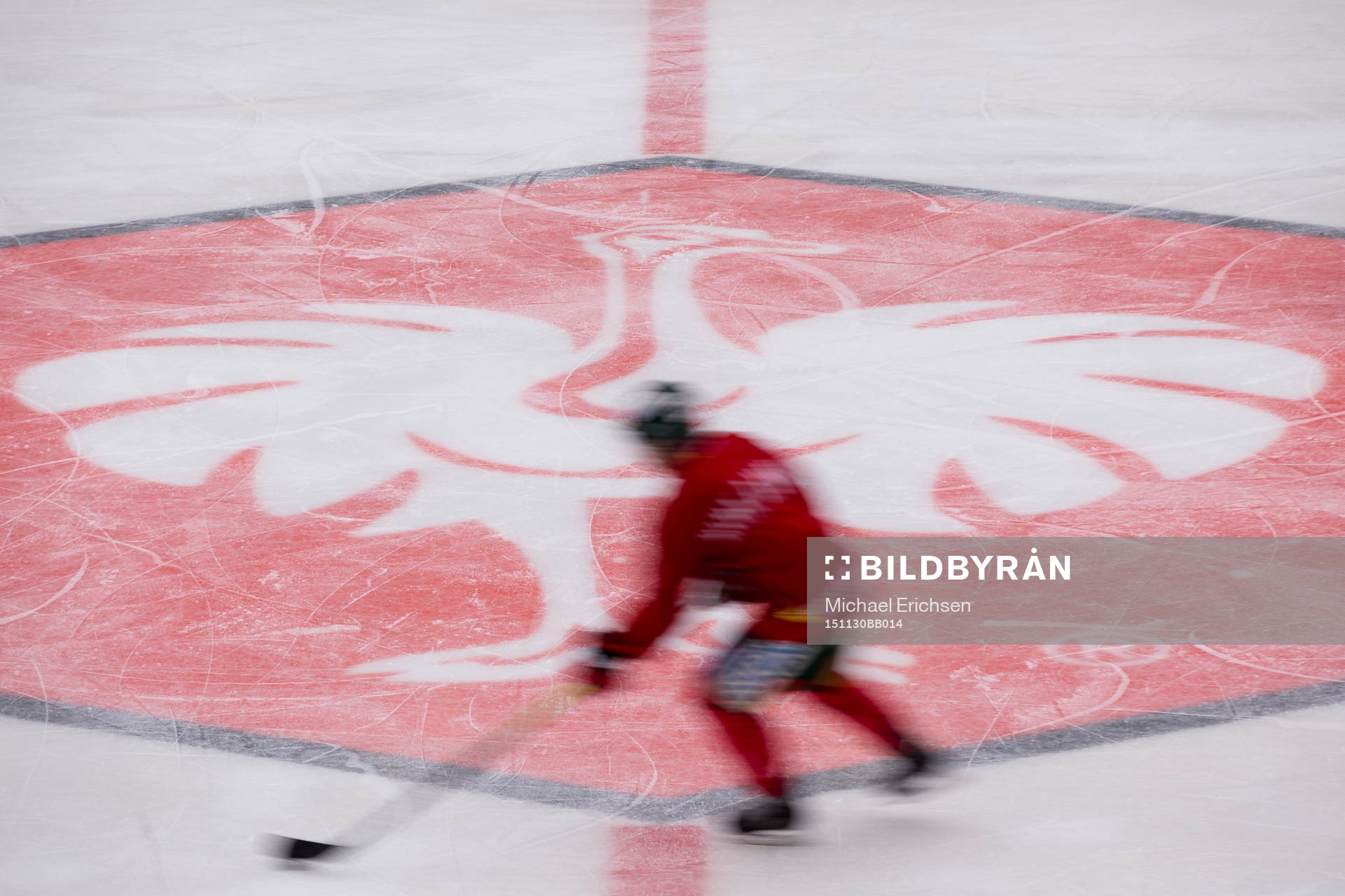 En Frölunda spelare åker förbi CHL loggan i mitten av