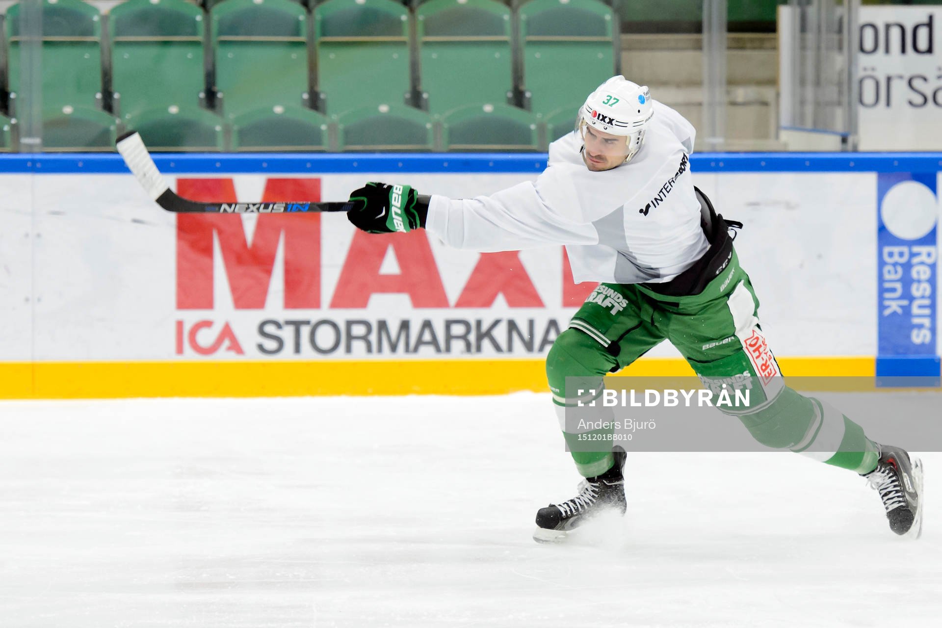 Rögles Ivan Baranka skjuter