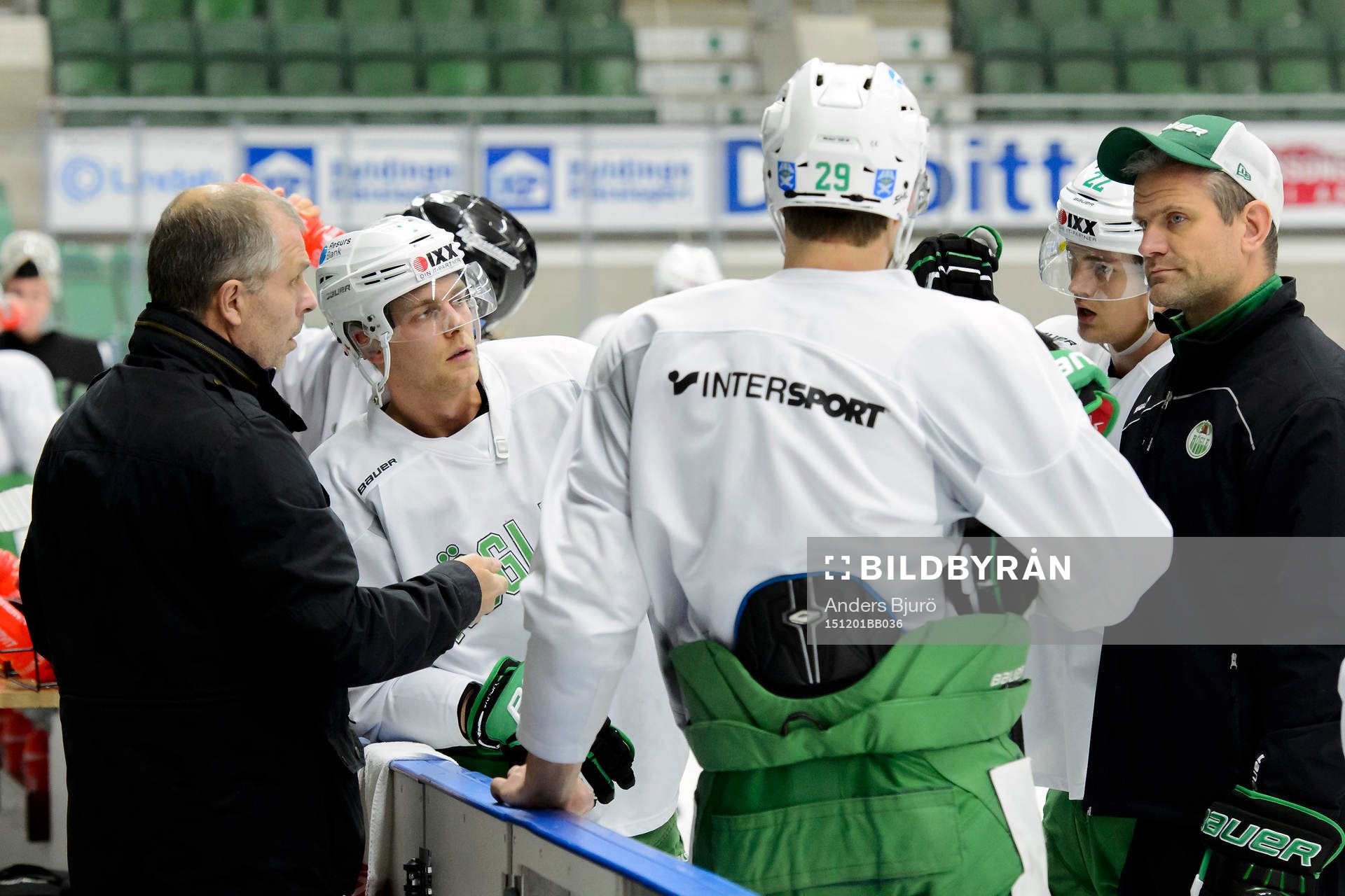 Rögles sportchef Anders Carlsson pratar med spelarna