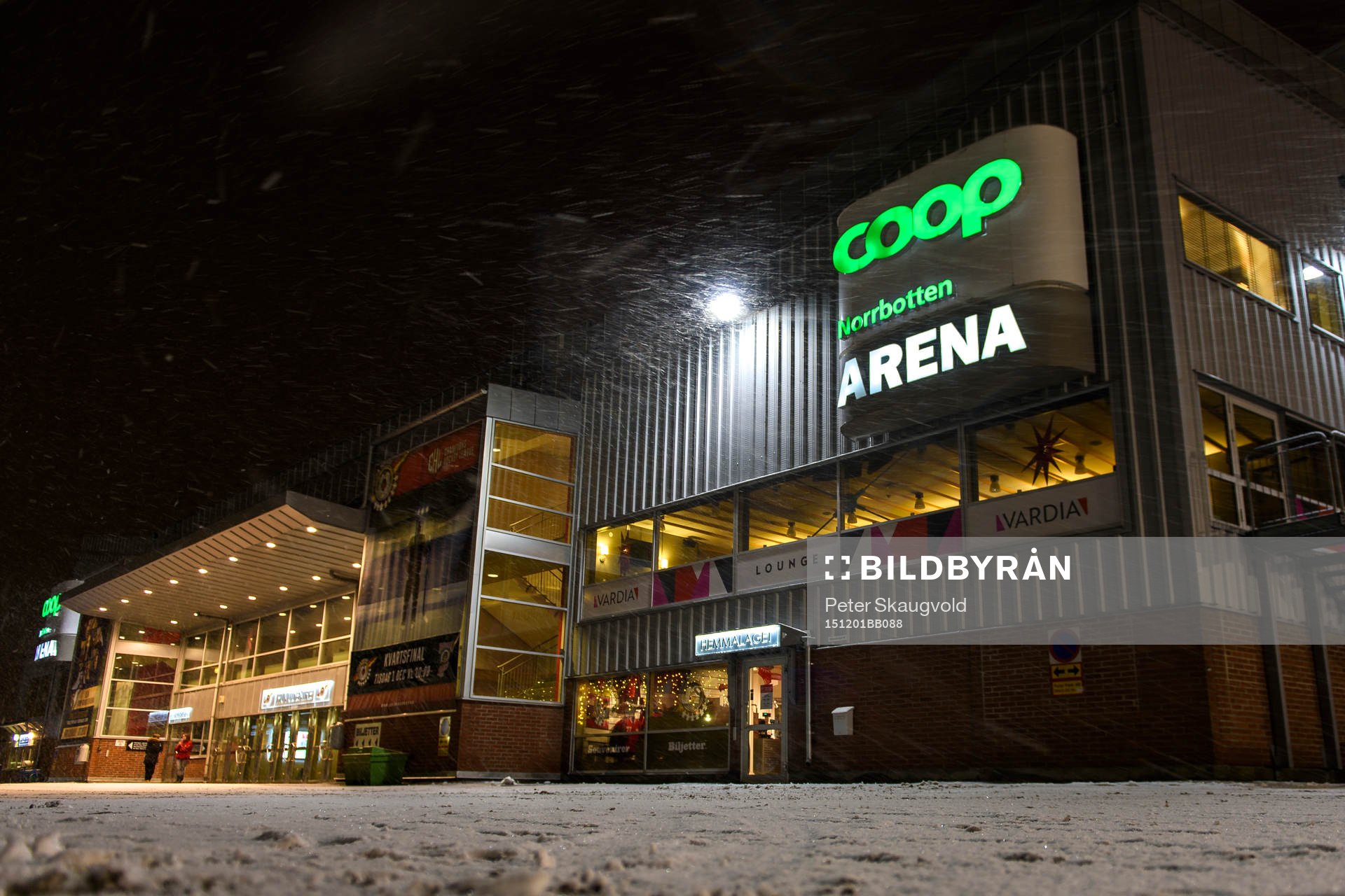 Snön faller utanför Coop Norrbotten Arena