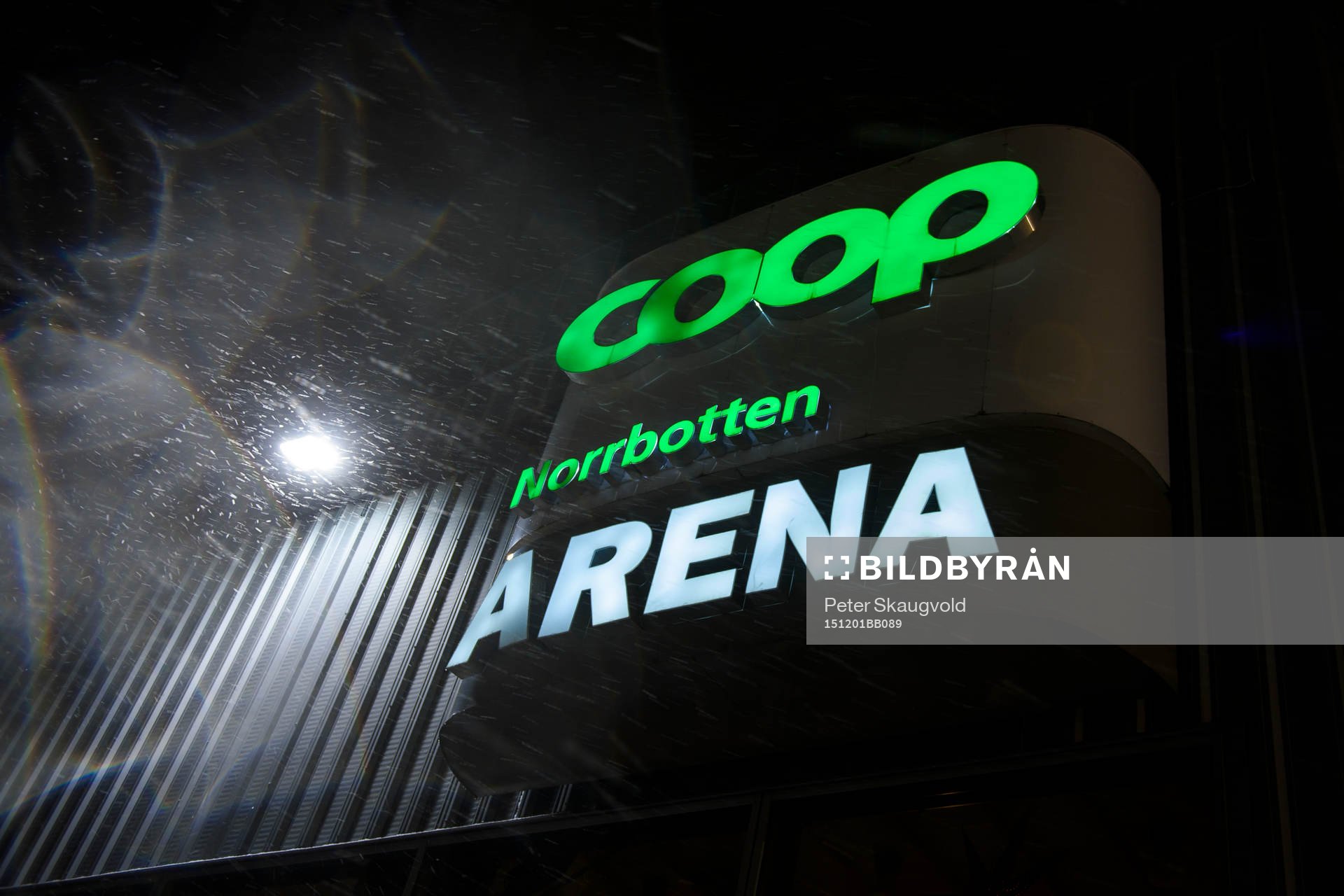 Snön faller utanför Coop Norrbotten Arena