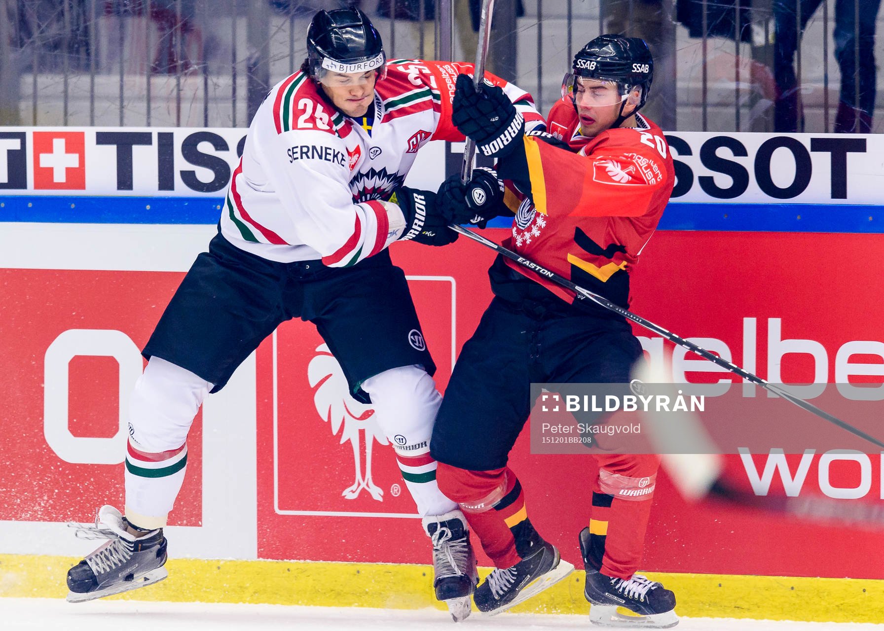 Frölundas Oliver Lauridsen tacklar Luleås Victor Ekarv
