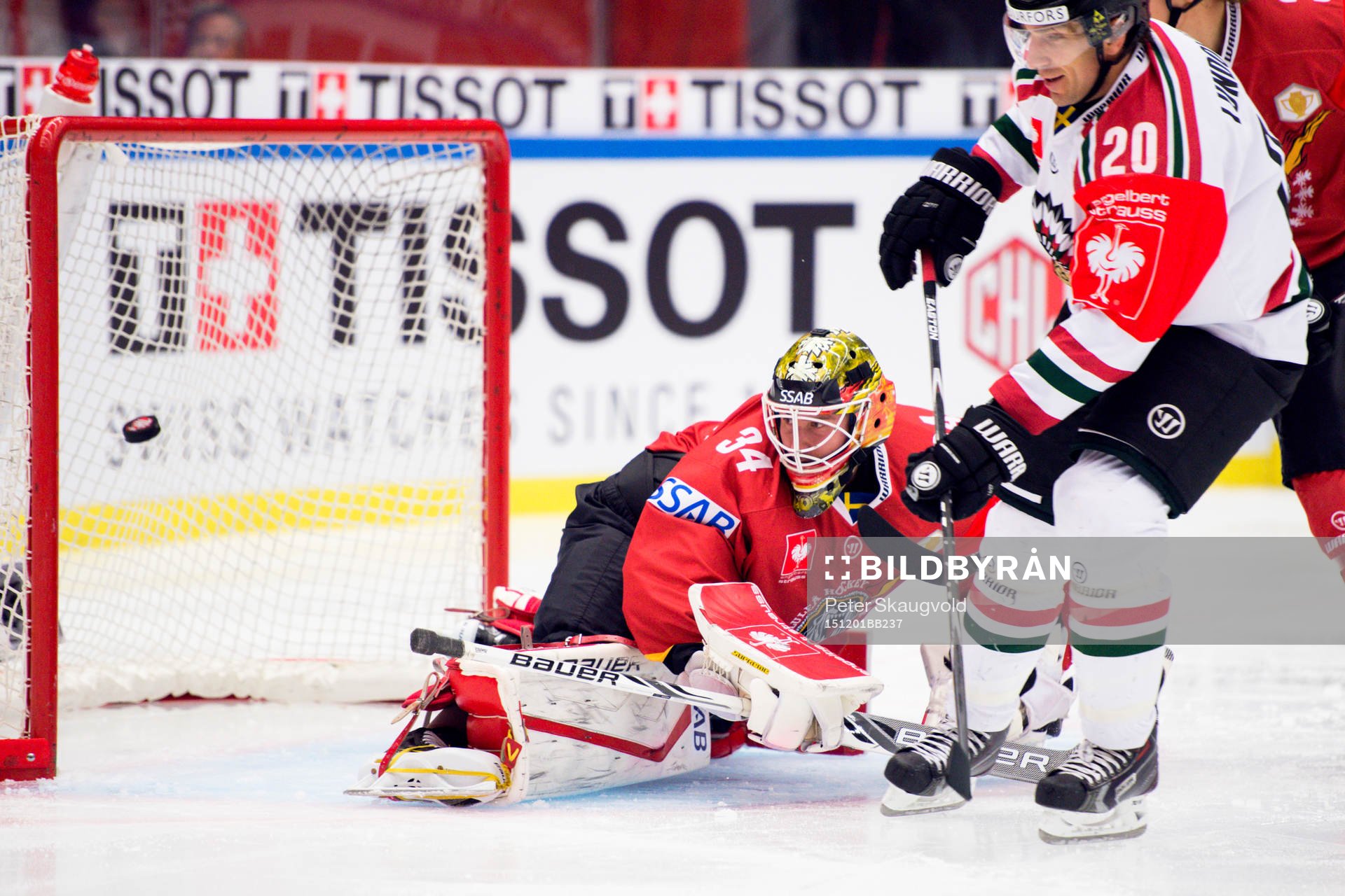Frölundas Joel Lundqvist gör 1-1 bakom Luleås målvakt