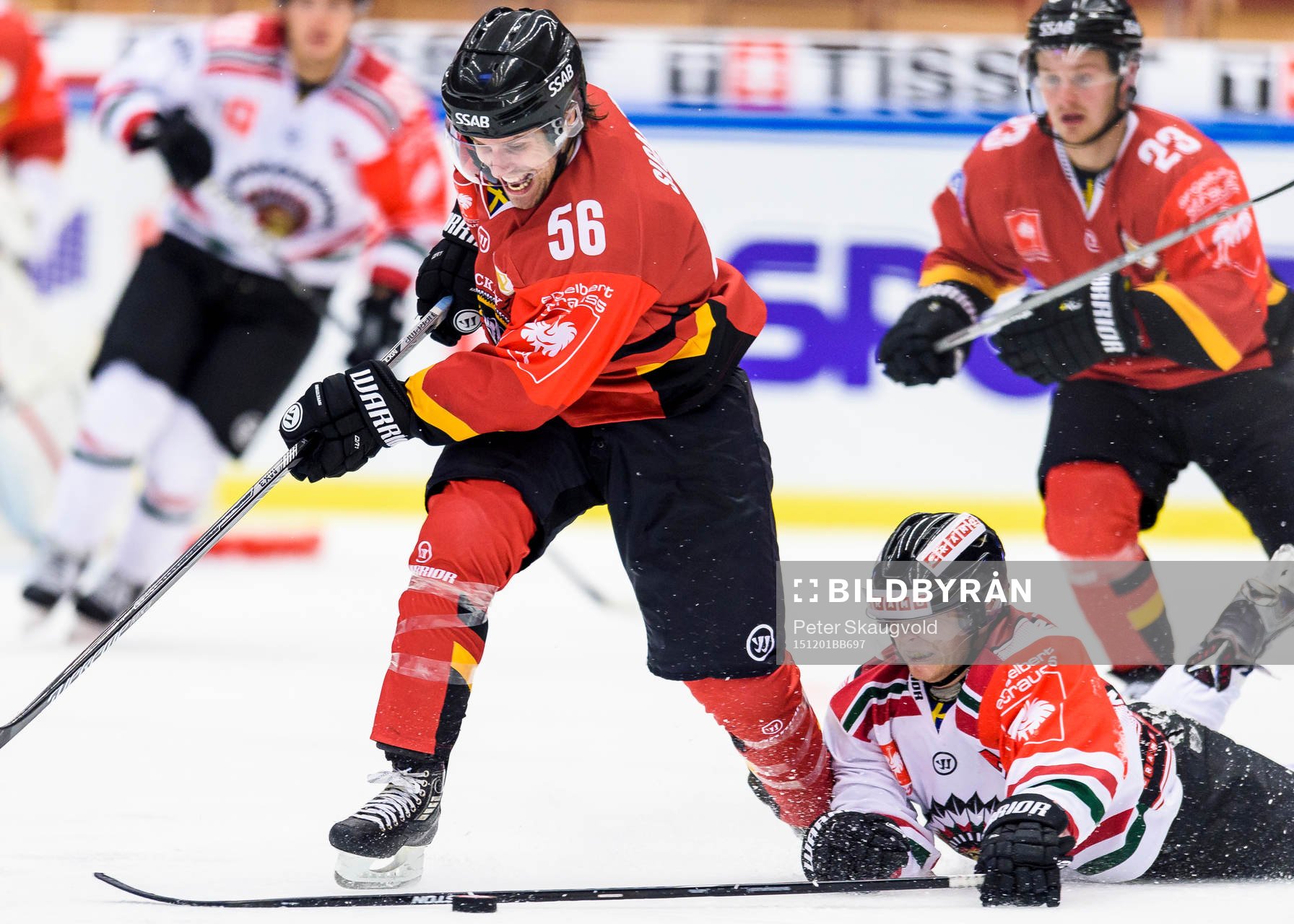 Frölundas Ryan Lasch försöker ta pucken av Luleås