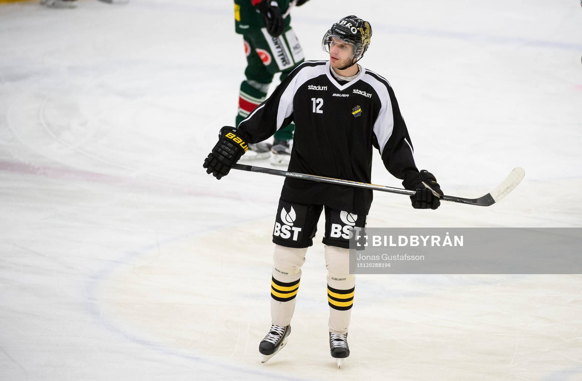 s Fredrik Hynning värmer upp