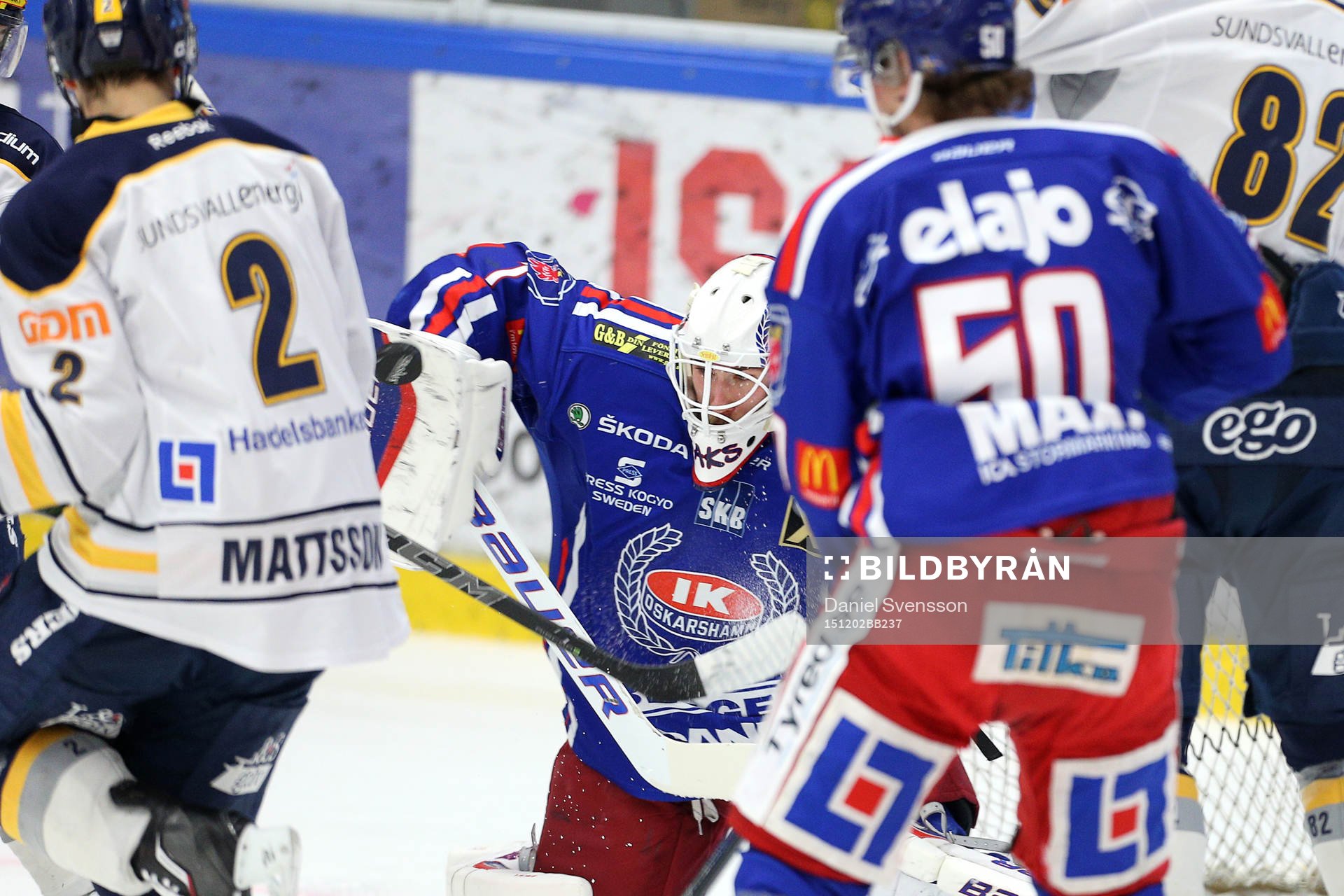 Oskarshamns målvakt Dan Bakala räddar en puck