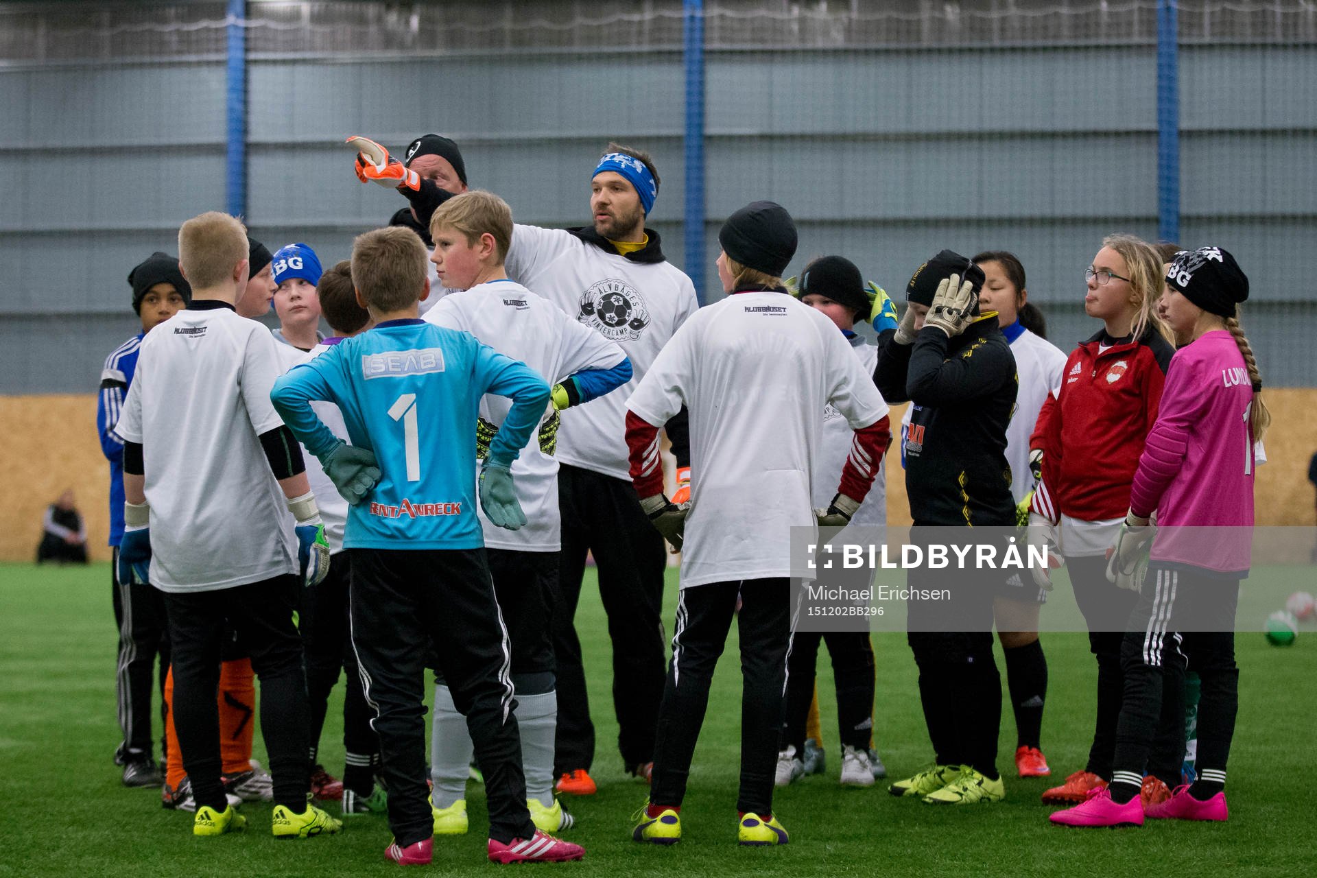 IFK Göteborgs målvakt John Alvbåge instruerar