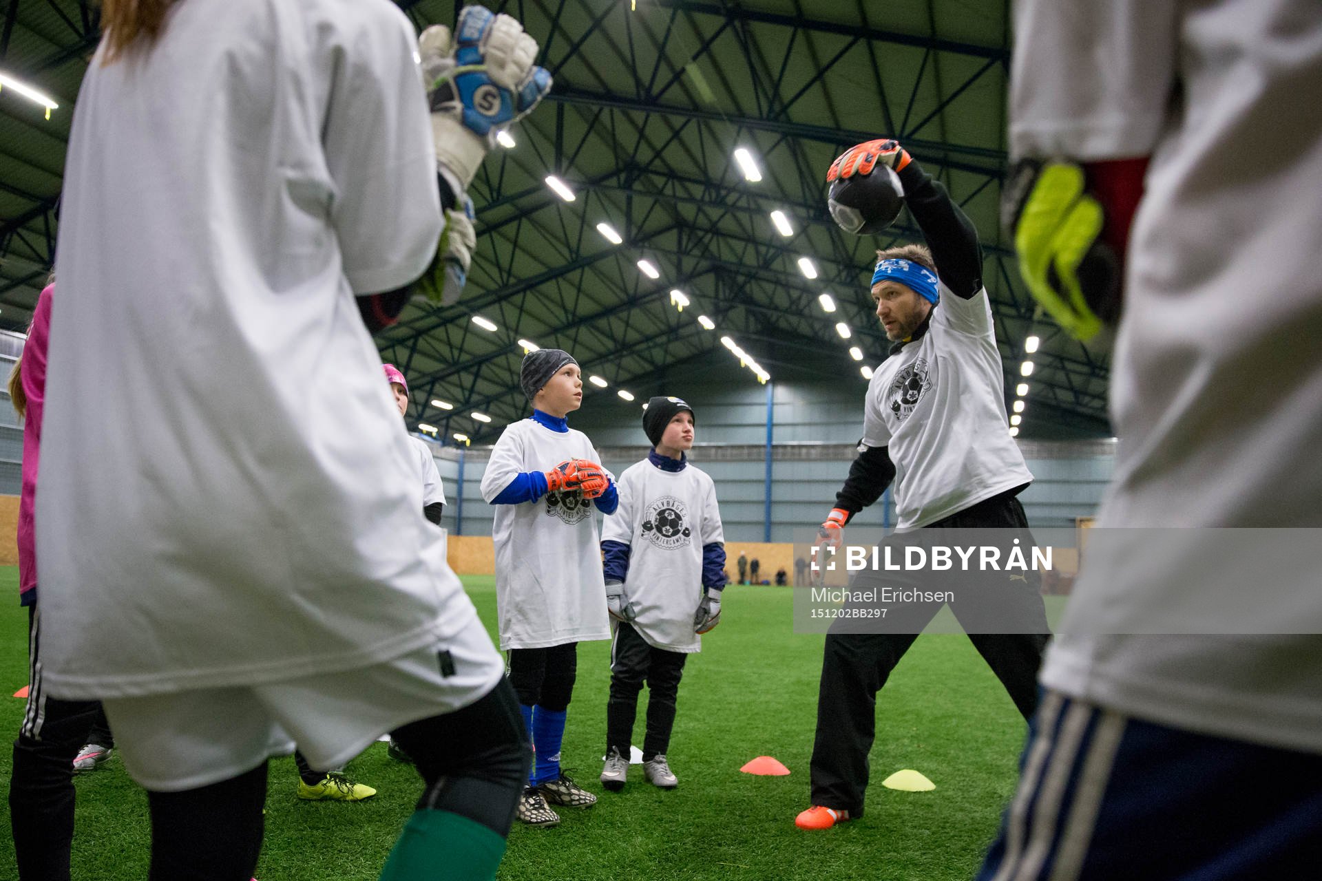 IFK Göteborgs målvakt John Alvbåge instruerar