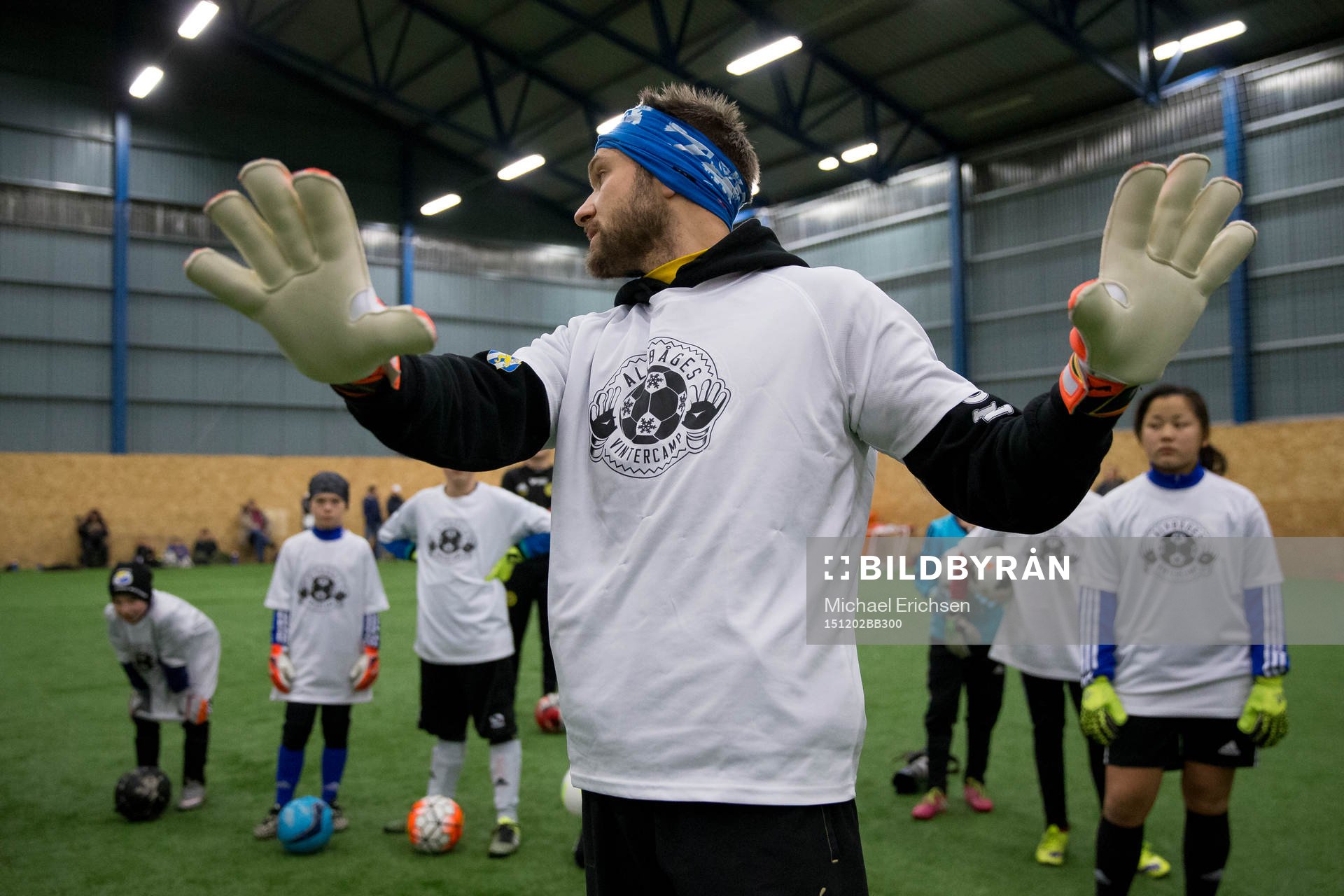 IFK Göteborgs målvakt John Alvbåge instruerar