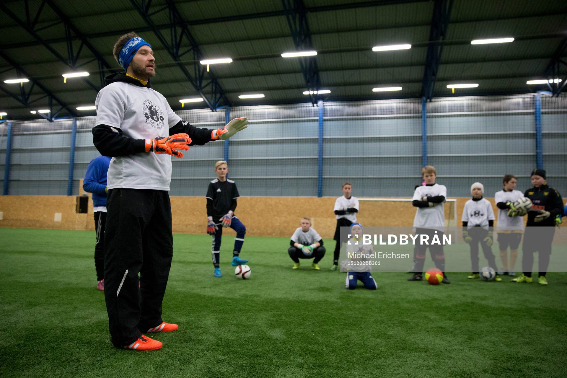 IFK Göteborgs målvakt John Alvbåge instruerar