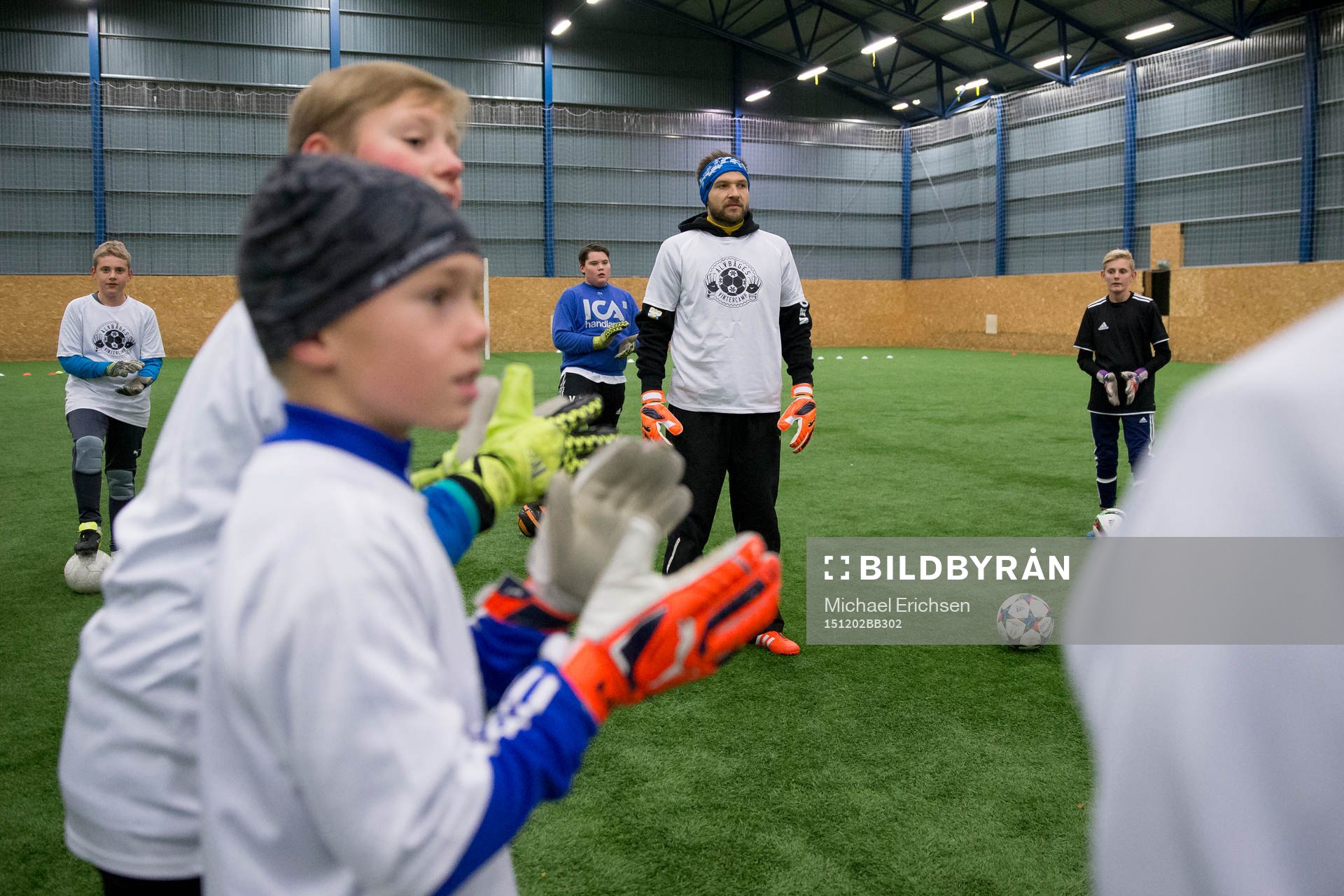 IFK Göteborgs målvakt John Alvbåge instruerar