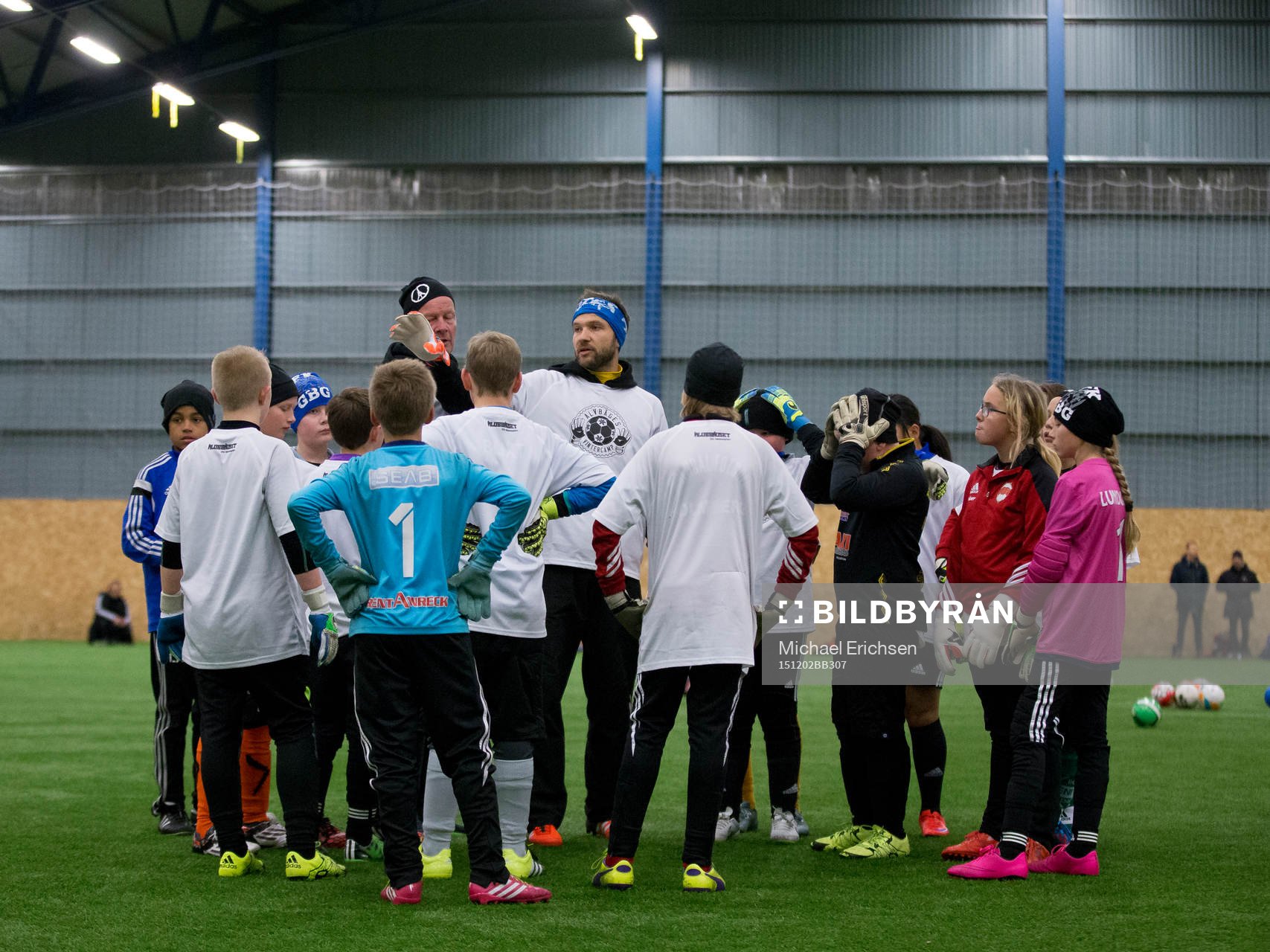 IFK Göteborgs målvakt John Alvbåge instruerar