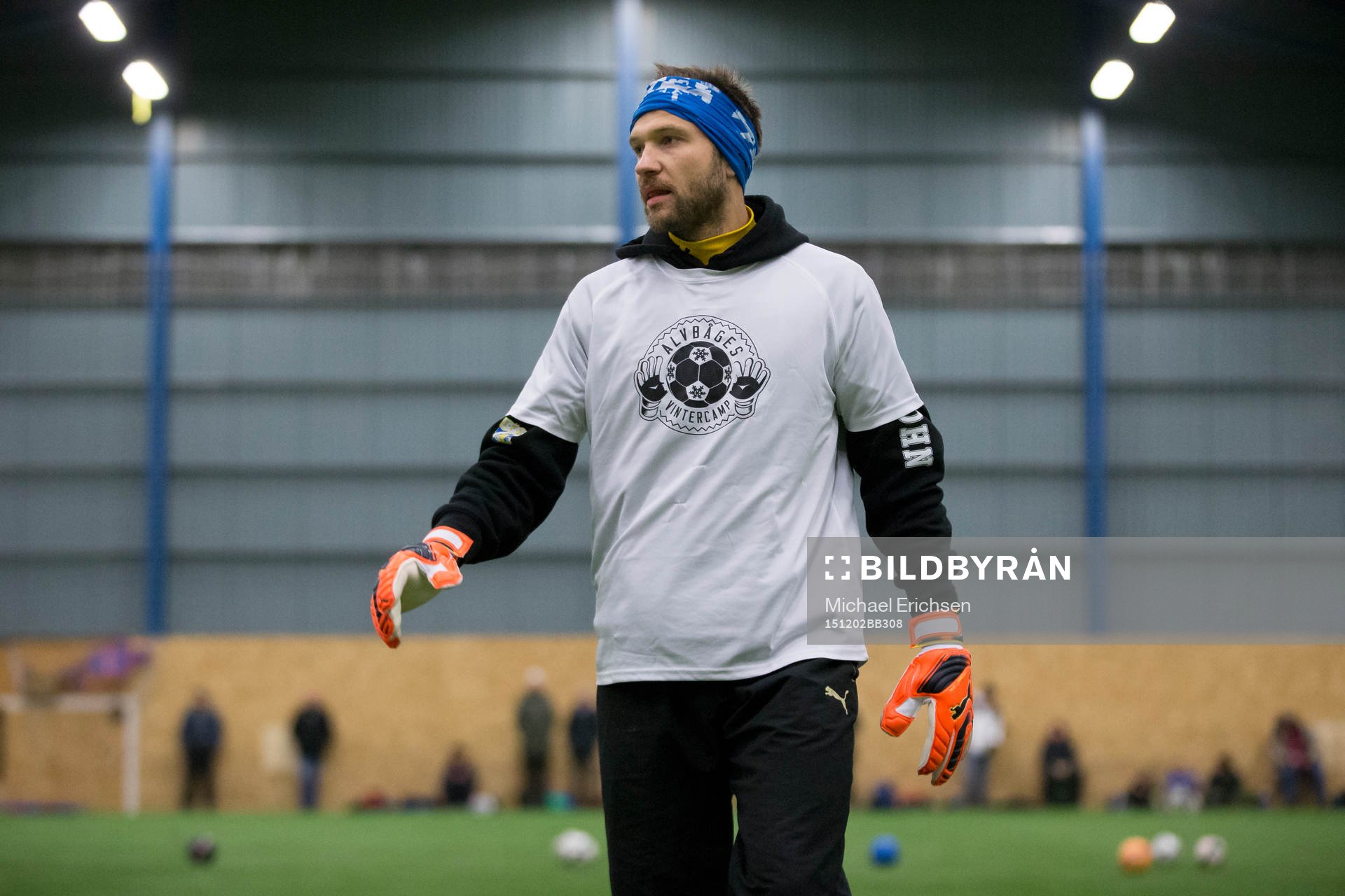 IFK Göteborgs målvakt John Alvbåge instruerar