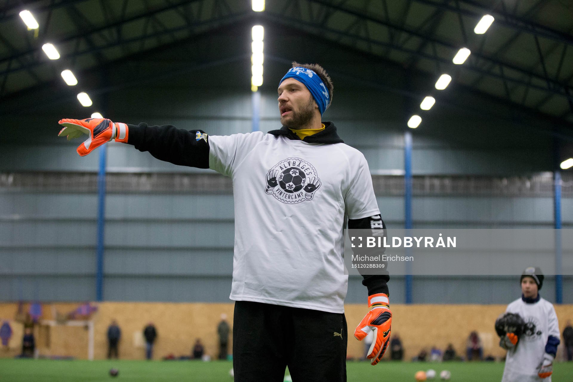 IFK Göteborgs målvakt John Alvbåge instruerar