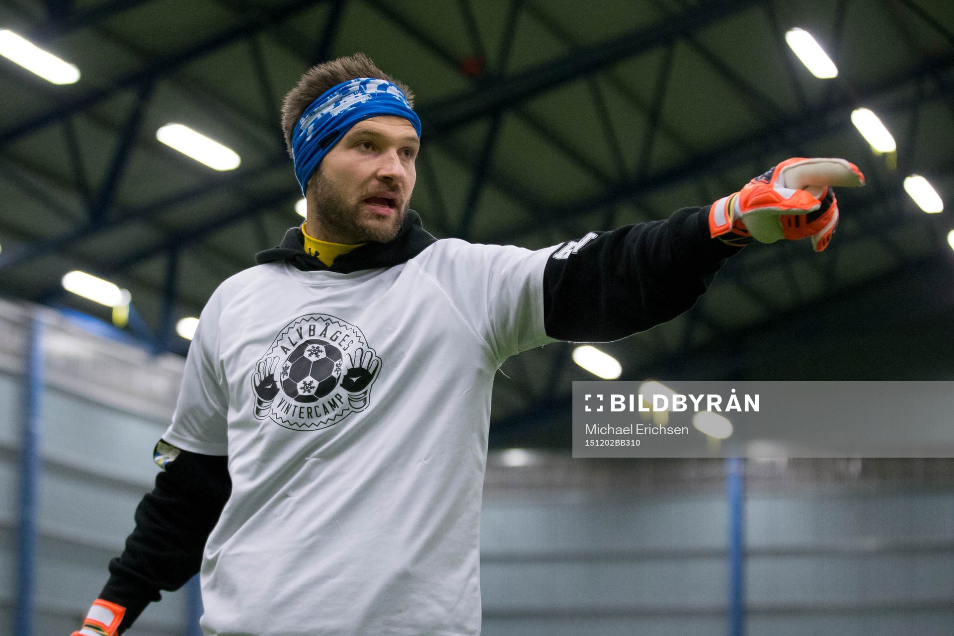 IFK Göteborgs målvakt John Alvbåge instruerar