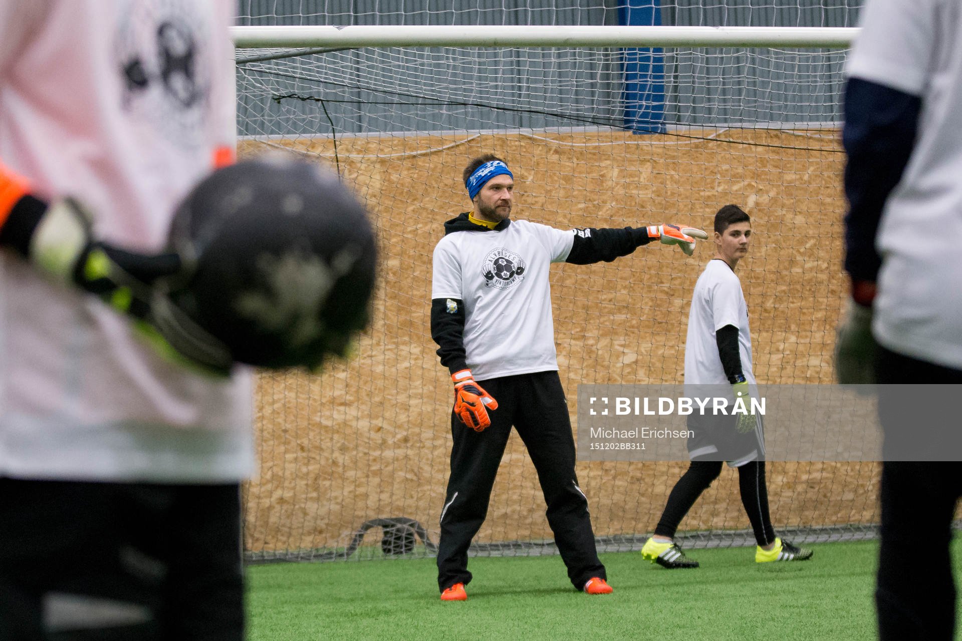 IFK Göteborgs målvakt John Alvbåge instruerar