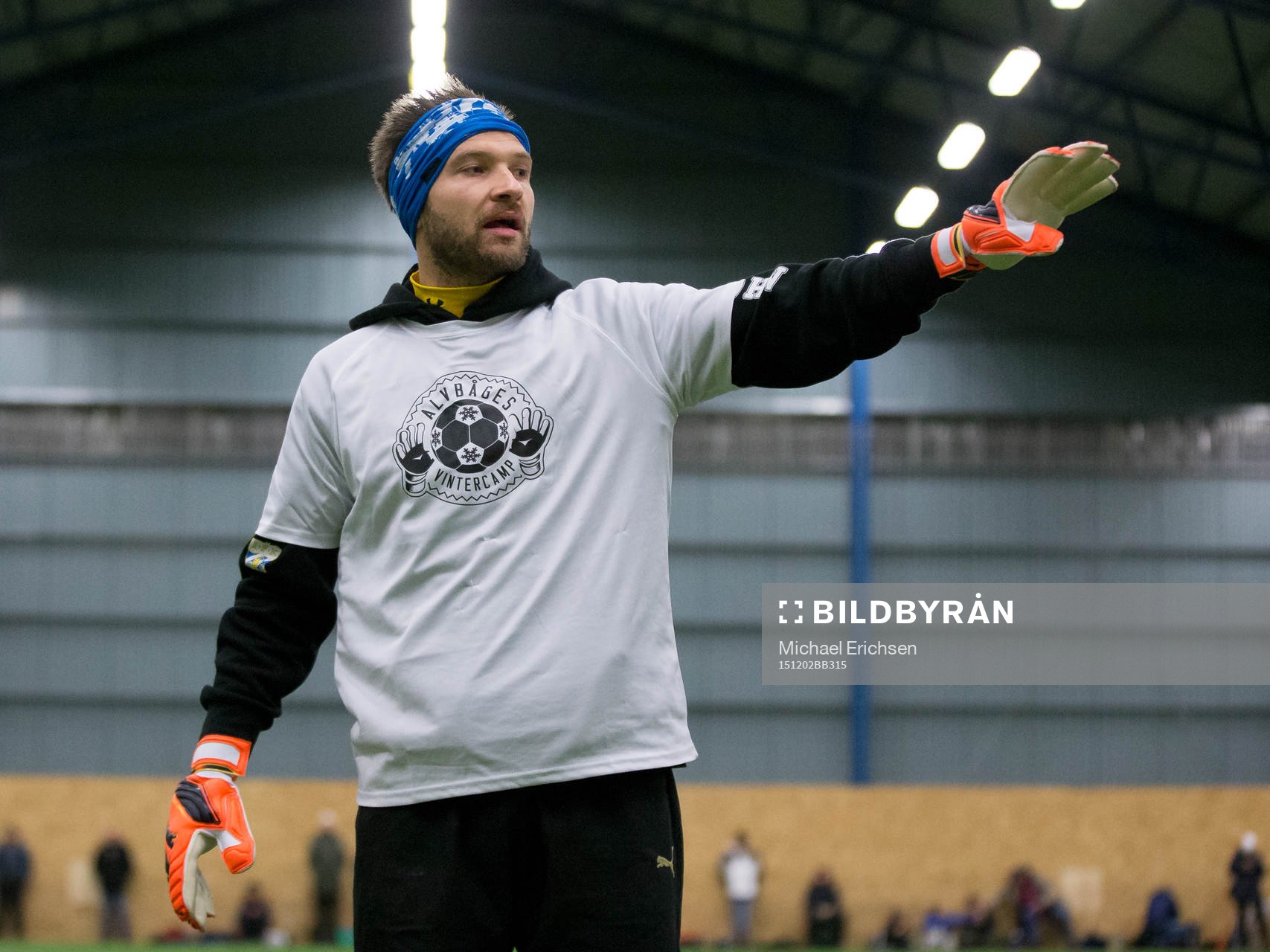 IFK Göteborgs målvakt John Alvbåge instruerar