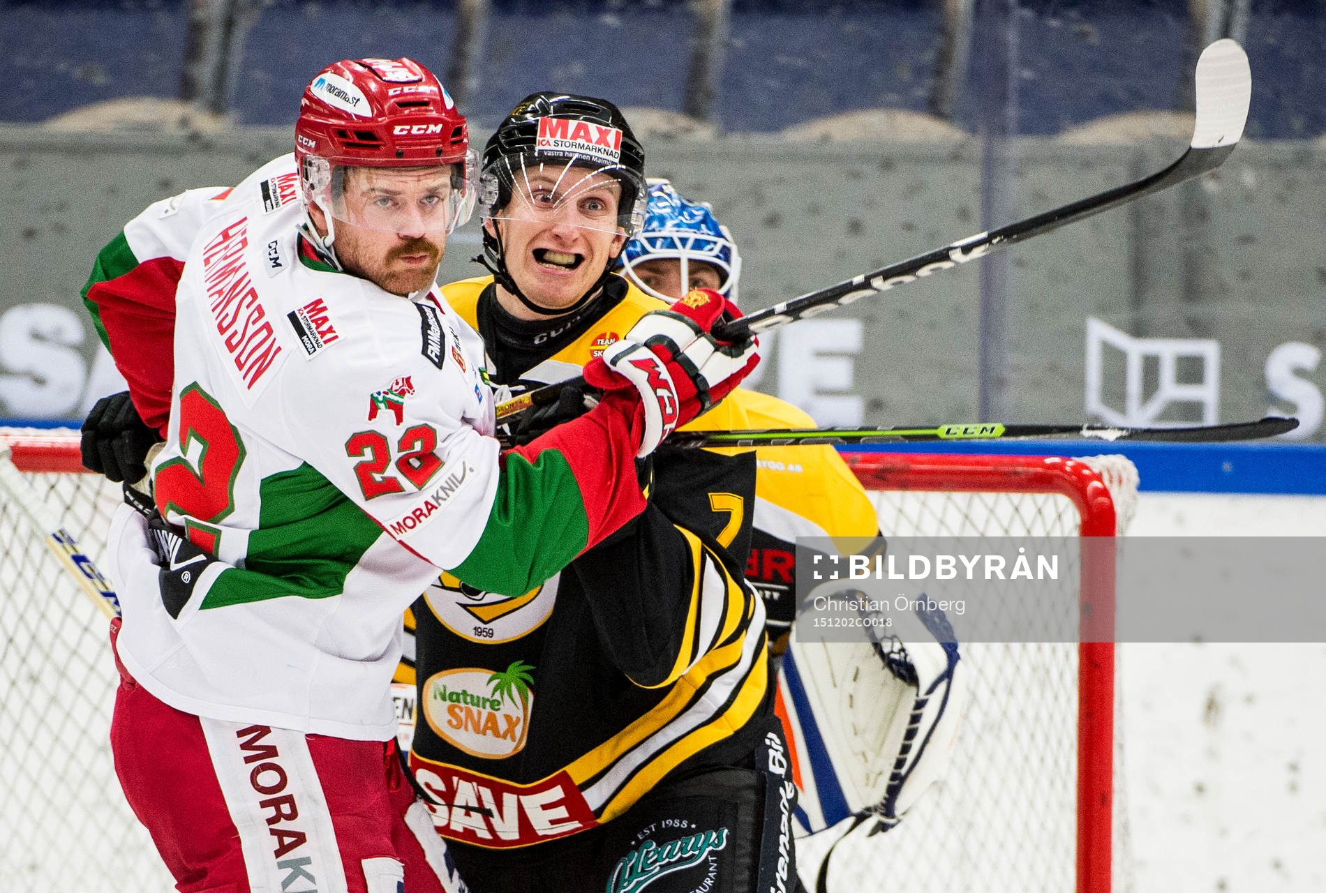Närkamp mellan Moras Daniel Hermansson och Panterns Filip