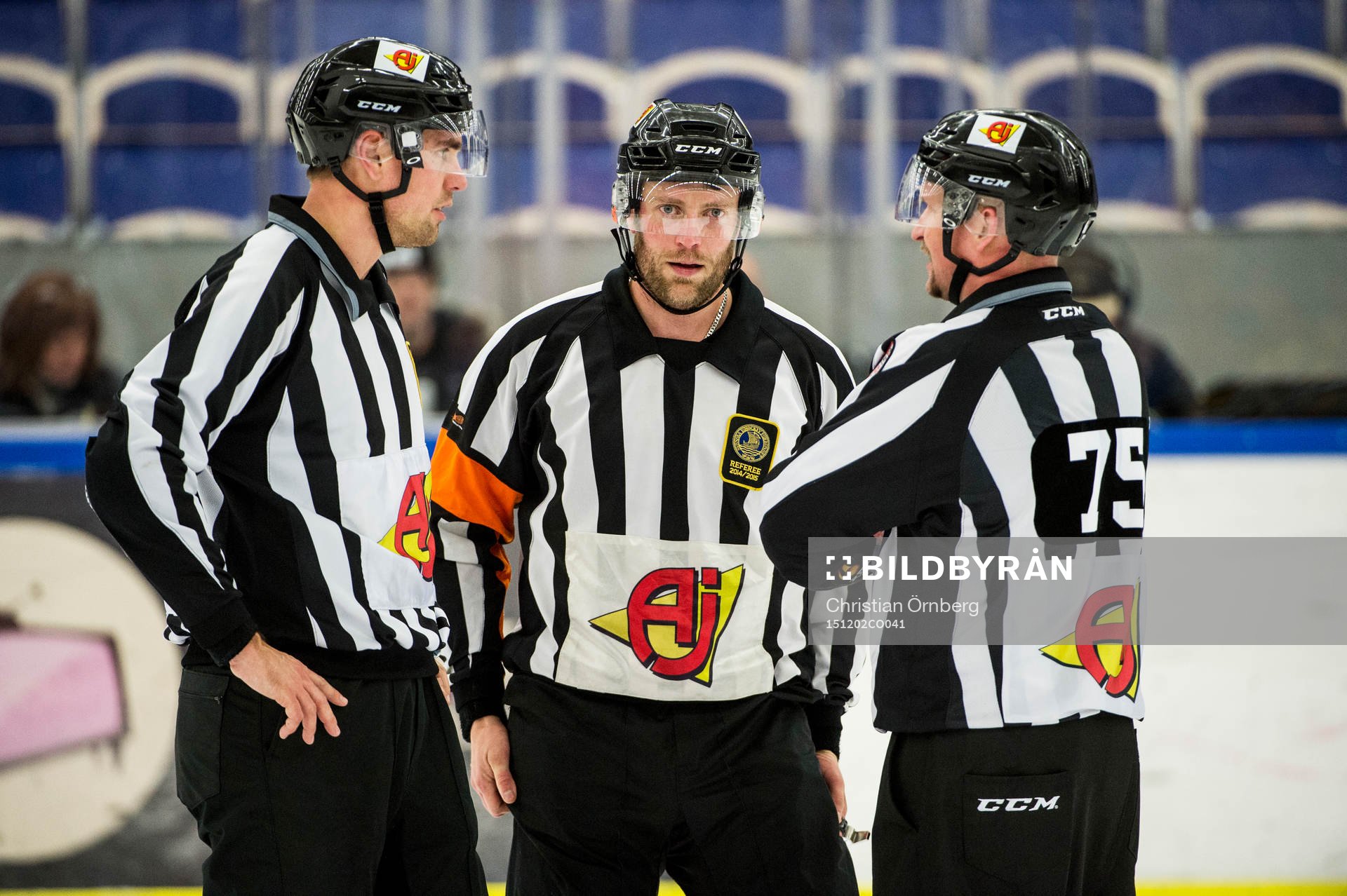 Domarna Viktor Hafsäter, Robin Karlsson och Roland Gille