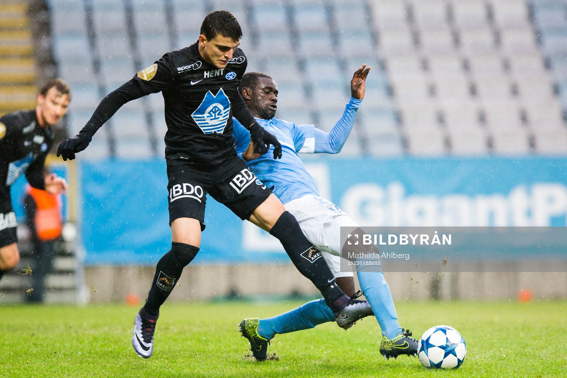 Moldes Mohamed Elyounoussi och Malmös Enoch Kofi Adu i duell under fotbollsmatchen i träningsmatchen mellan Malmö FF och Molde FK den 3 december i Malmö.