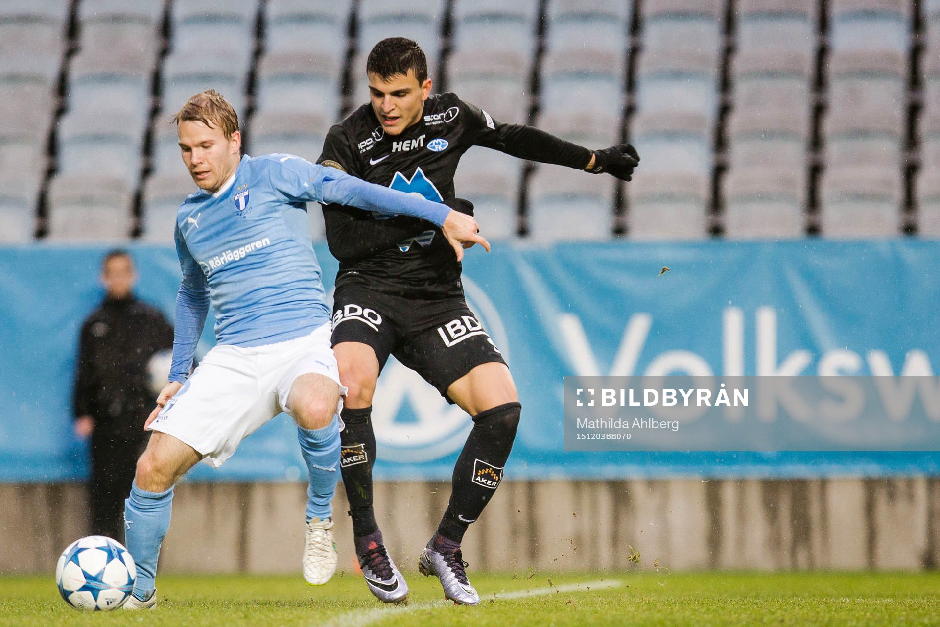 Malmös Oscar Lewicki och Moldes Mohamed Elyounoussi i duell under fotbollsmatchen i träningsmatchen mellan Malmö FF och Molde FK den 3  december i Malmö.