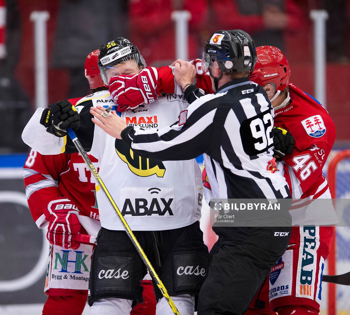 Västerås Andreas Borgman i närkamp mot Timrås Oscar