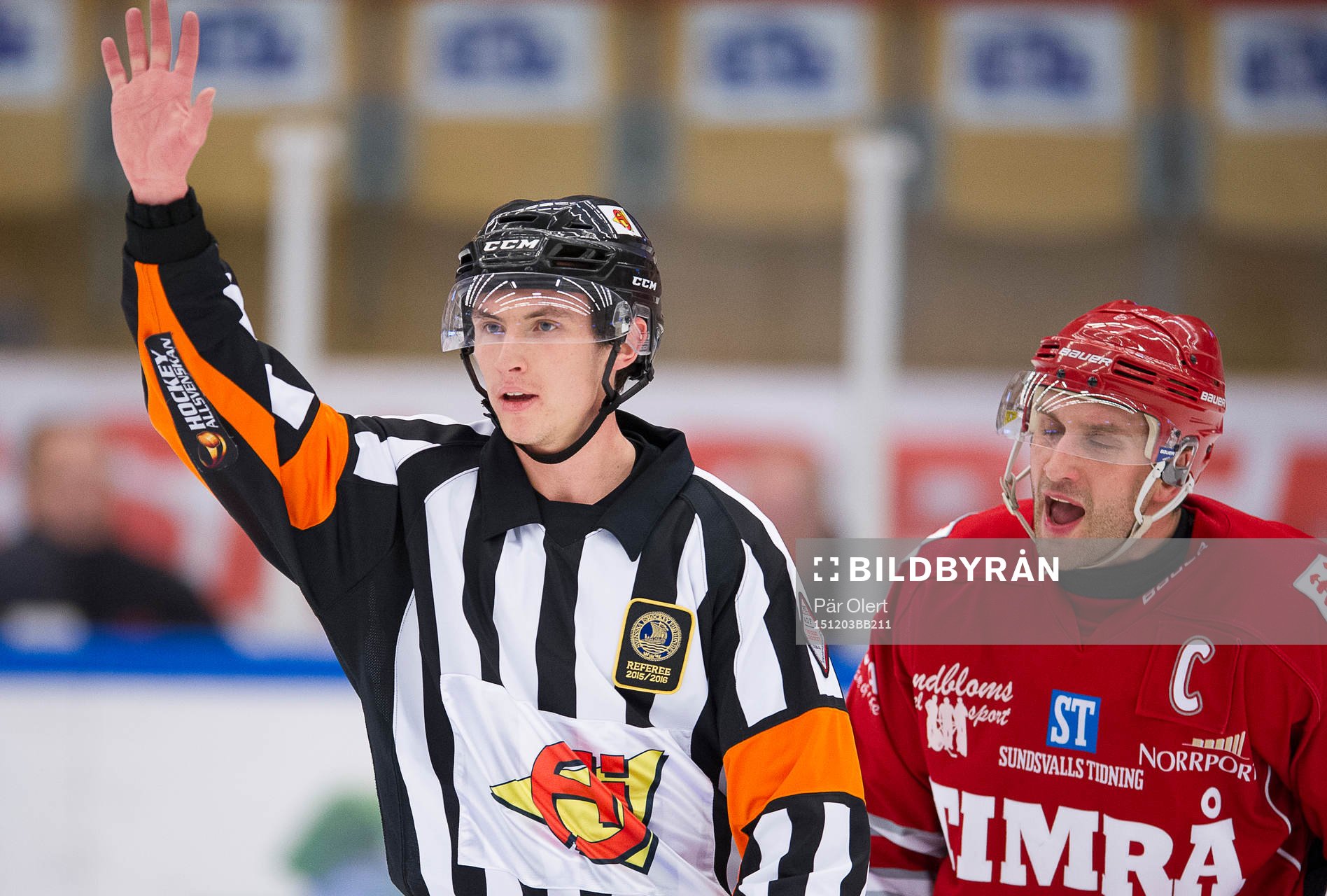 Domare Christoffer Holm dömer utvisning och Timrås Per