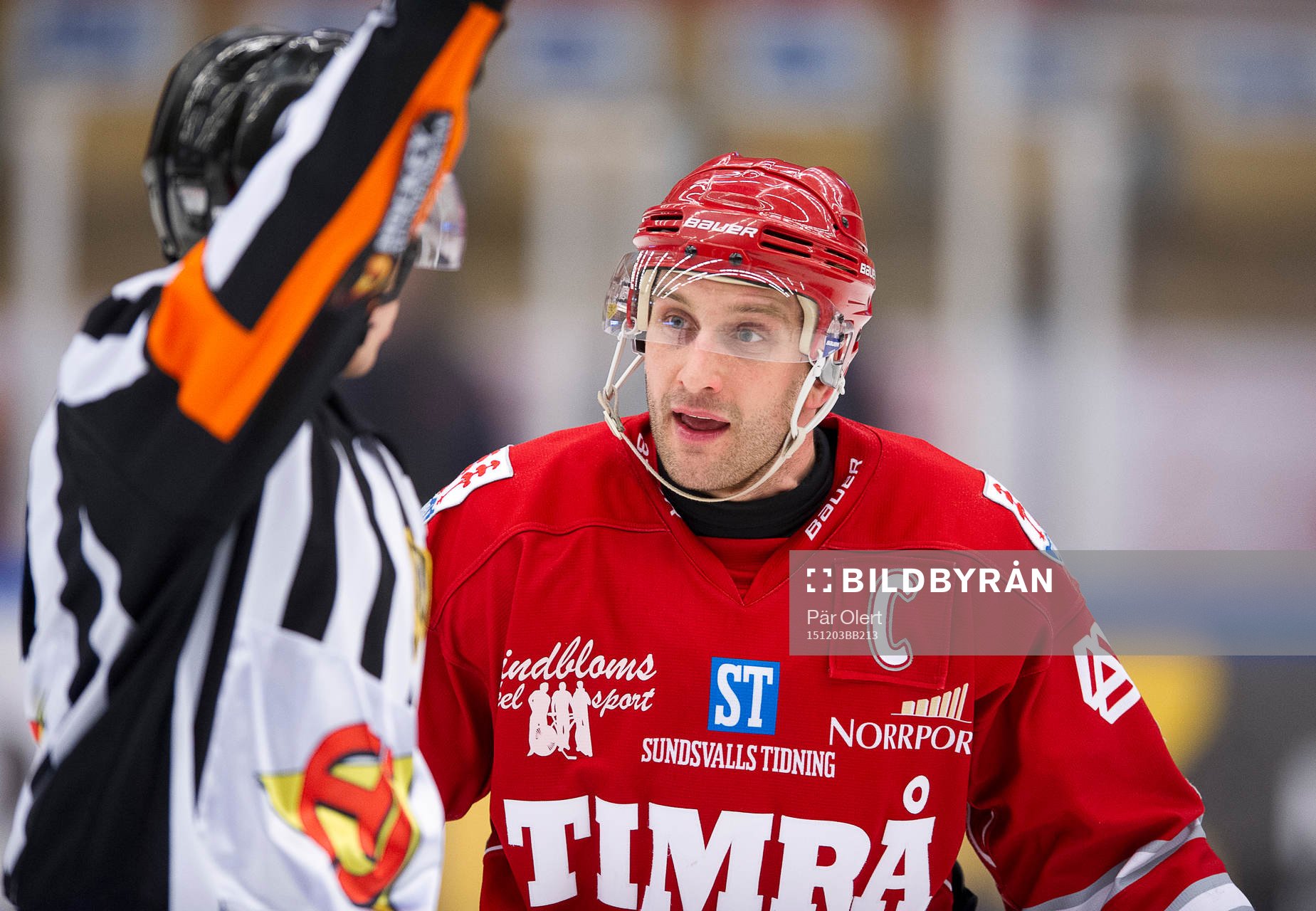 Timrås Per Hallin diskuterar med domare Christoffer Holm