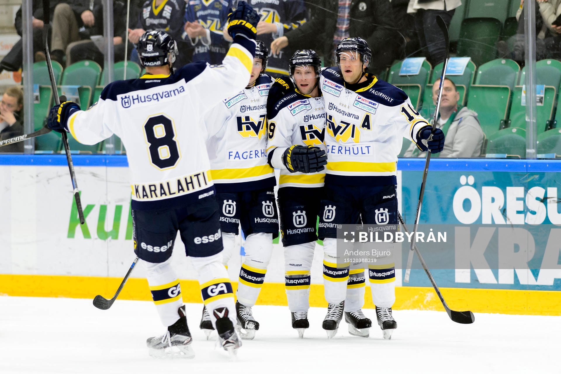 s Jere Karalahti, Chris Abbott jublar med Martin Thörnberg